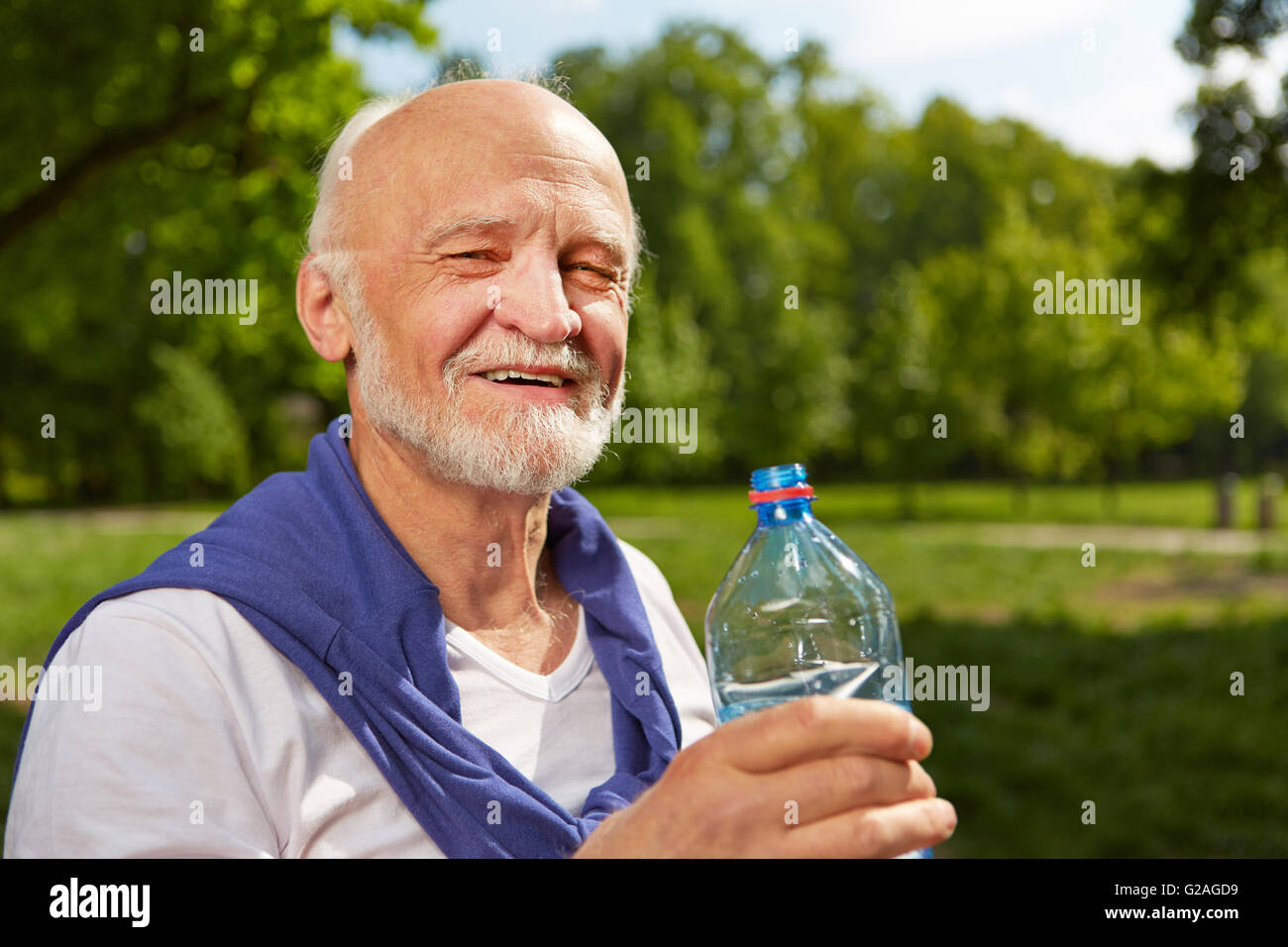 Sed altos Hombre bebiendo una botella de agua en verano Foto de stock