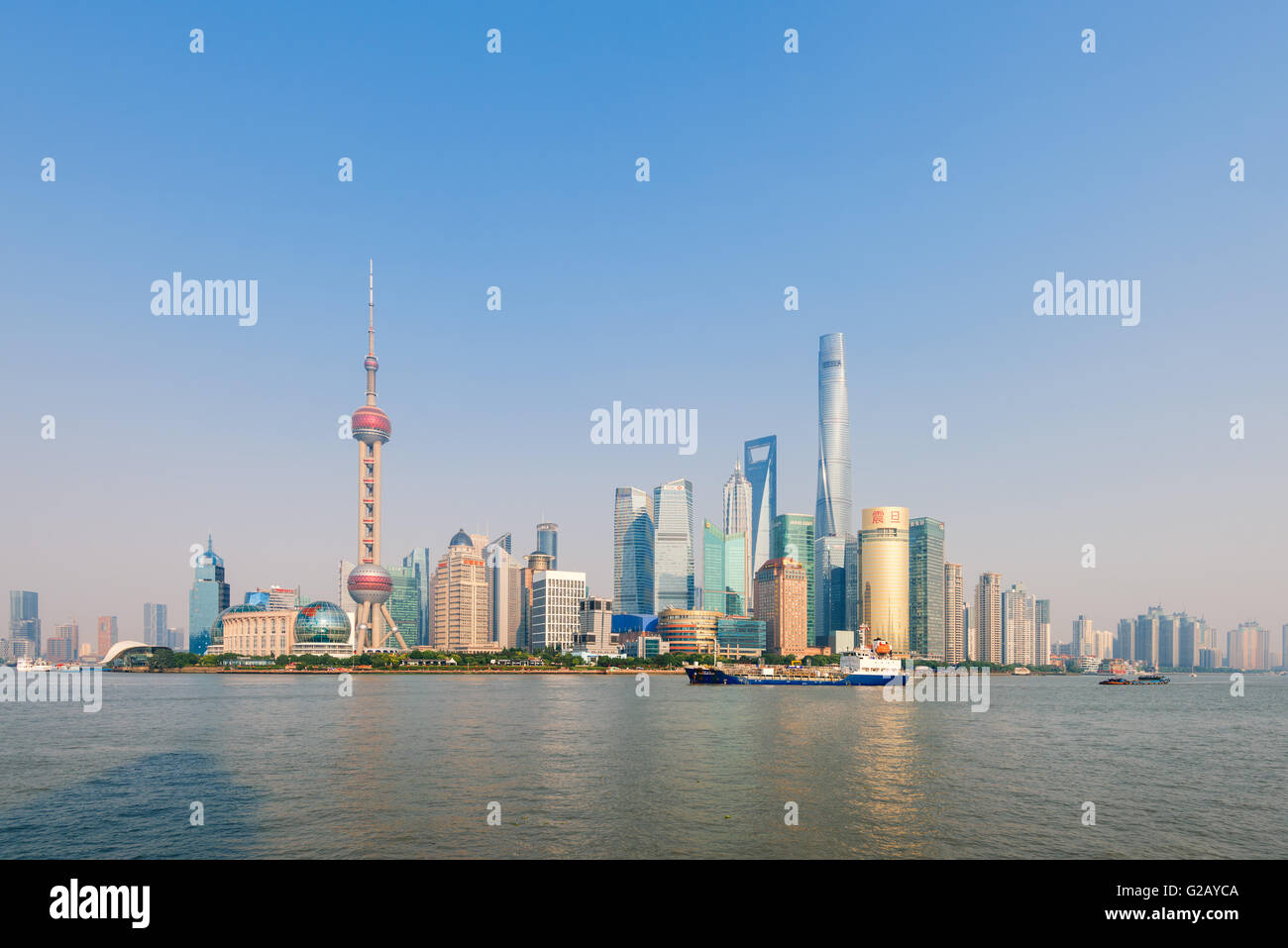 Shanghai, China - Oct 11,2015： el río Huangpu y el horizonte del distrito financiero de Pudong en Shanghai, China. Foto de stock