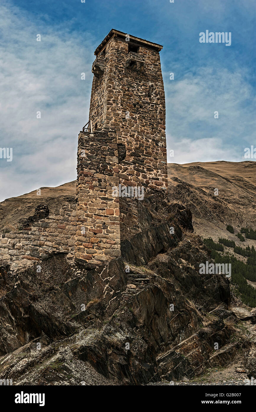 Georgia, la carretera militar de Georgia , la aldea de Sno . Torres de piedra de siglos de antigüedad . Foto de stock