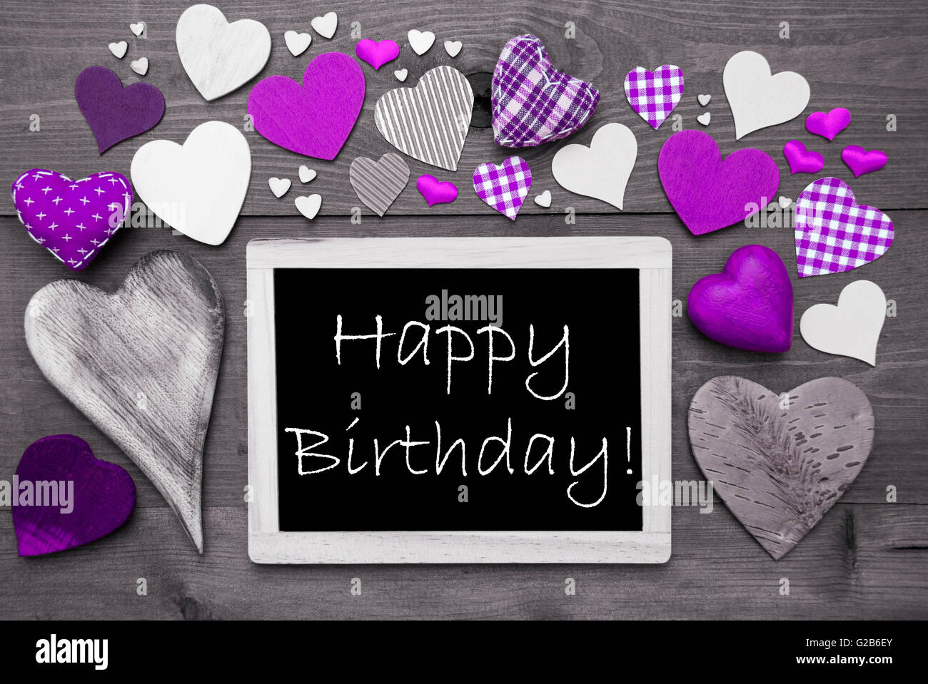  Chalkbord con muchos Corazones Púrpuras, Feliz Cumpleaños Fotografía de stock