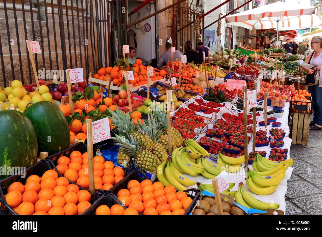 Frutas y hortalizas en el mercado callejero de Mercato Il Capo en Palermo, Sicilia, Italia Foto de stock