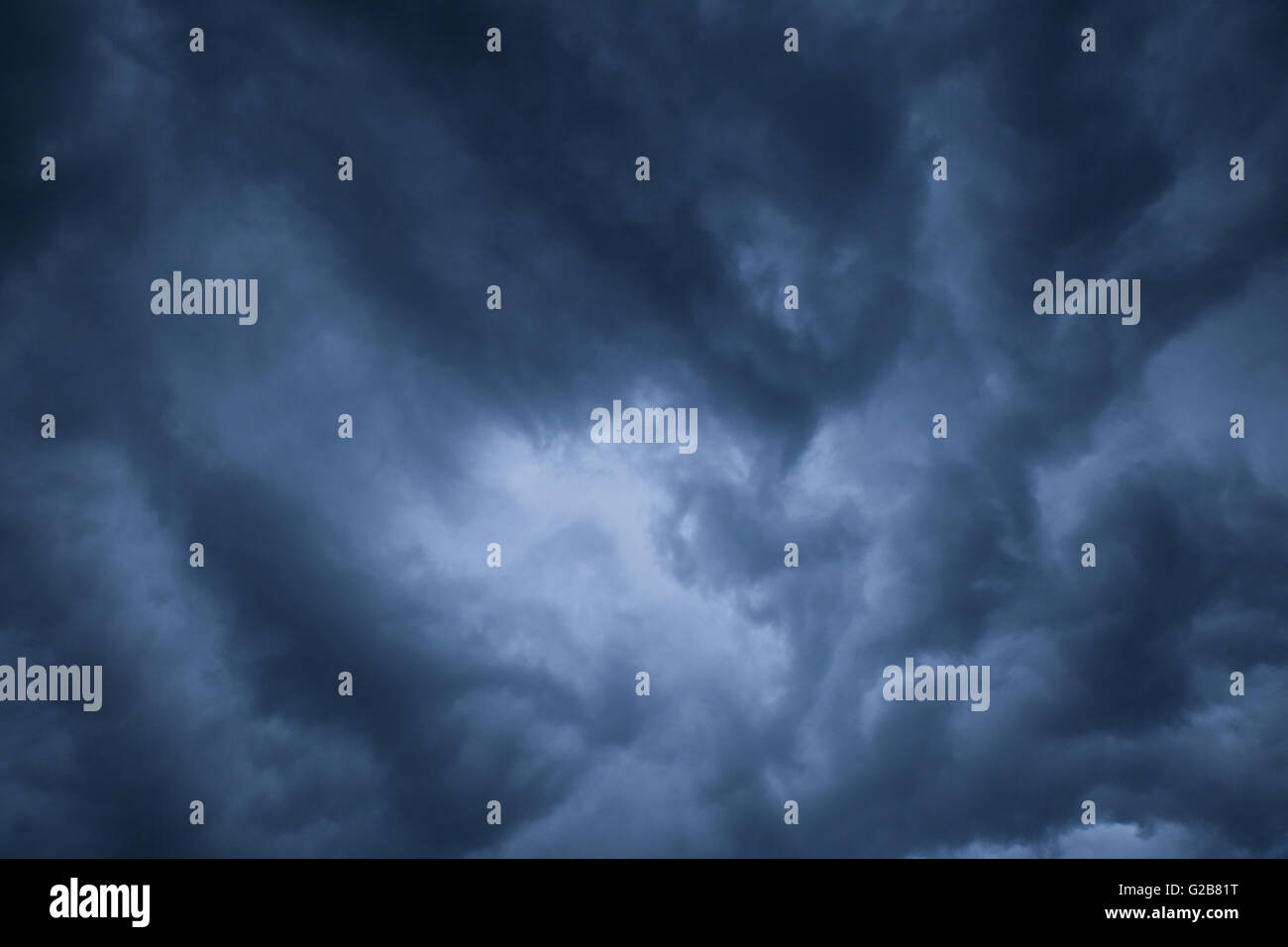 Resumen Antecedentes La nube oscura,tonificantes Foto de stock
