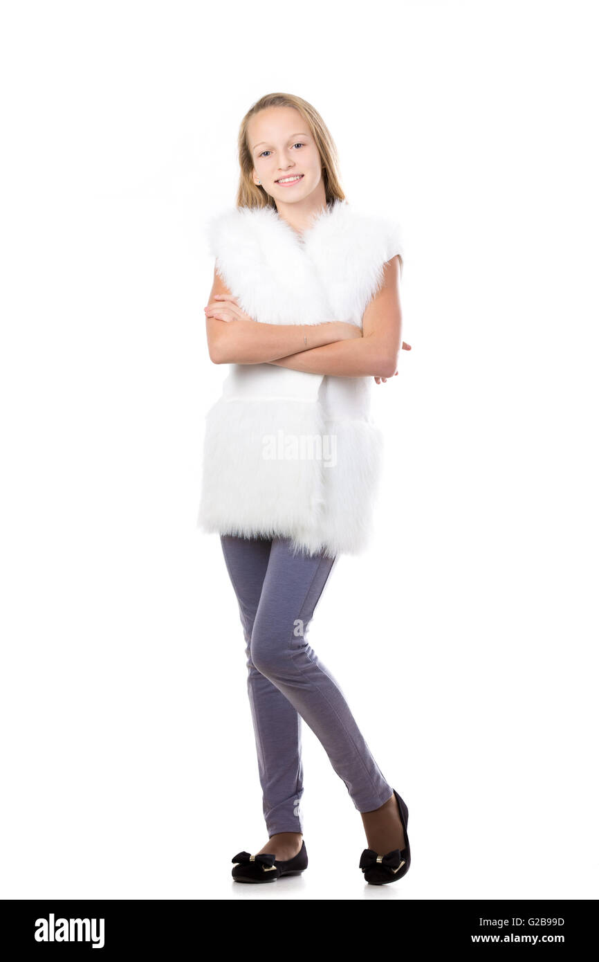 Retrato de feliz lindo rubia hermosa vestida de blanco chaleco peludo,  sosteniendo sus brazos cruzados, posando sonriente, amable Fotografía de  stock - Alamy