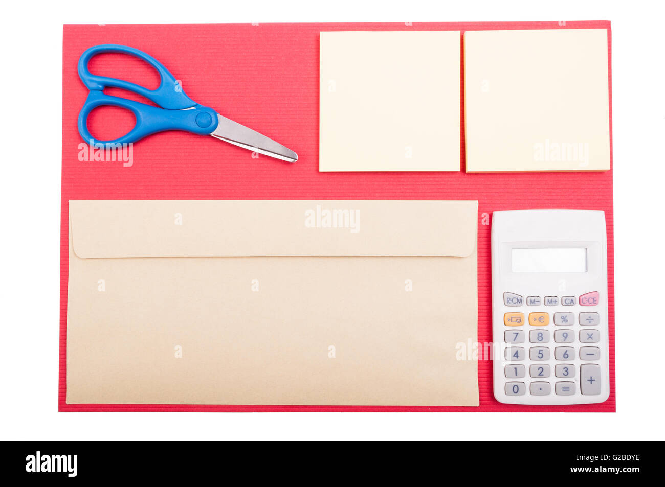 Contador organizado escritorio con sobres, papel y tijeras como concepto de correspondencia Foto de stock