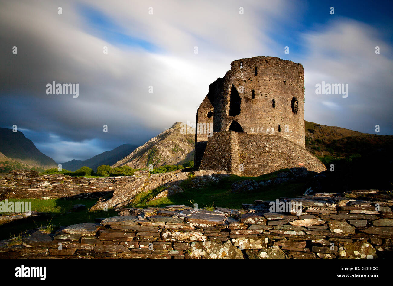 Fotografía por © Jamie Callister. Atardecer en el Castillo de Dolbadarn, Snowdonia, Gwynedd, Gales del Norte, 21 de mayo de 2016. Foto de stock