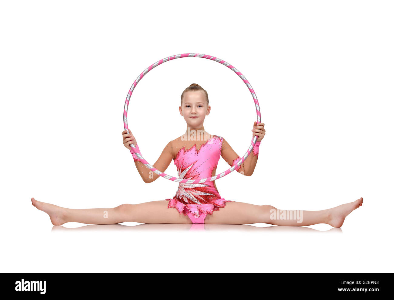 Niña en rosa ropa con hula hoop haciendo gimnasia Fotografía de stock -  Alamy