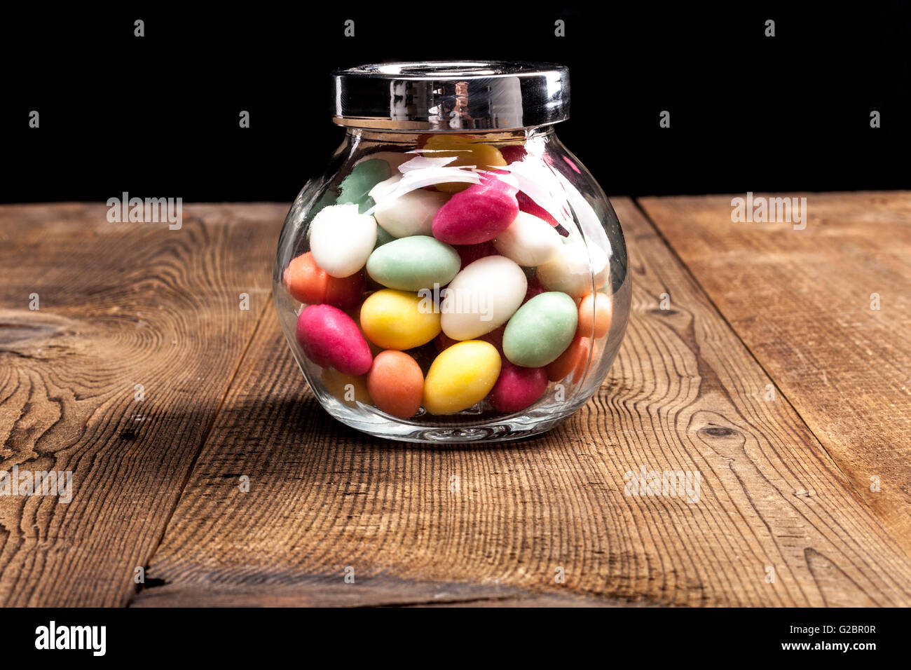 Frasco de vidrio con color caramelo en tabla de madera Fotografía de stock  - Alamy
