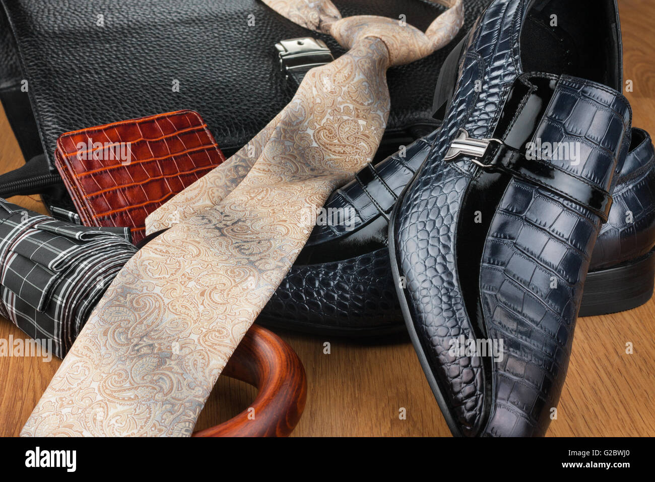 Zapatos de los hombres clásicos, Corbata, paraguas y bolso en el piso de madera, se pueden utilizar como fondo Zapatos de los hombres clásicos, Corbata, paraguas y bolso en el piso de madera, se pueden utilizar como fondo