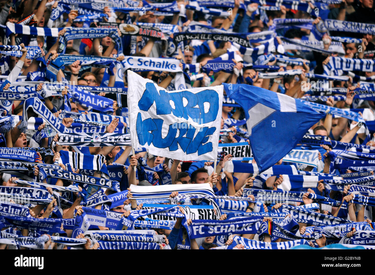 Schalke ventiladores en la curva norte, FC Schalke 04 - FC Bayern de Múnich, 0:4, Gelsenkirchen, Renania del Norte-Westfalia, Alemania Foto de stock