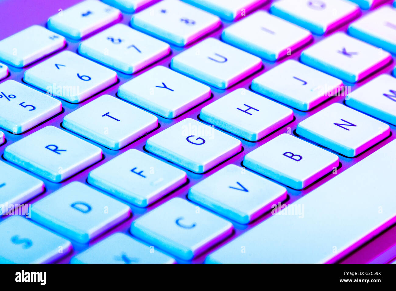 Close-up de teclado en dim colorida iluminación Foto de stock