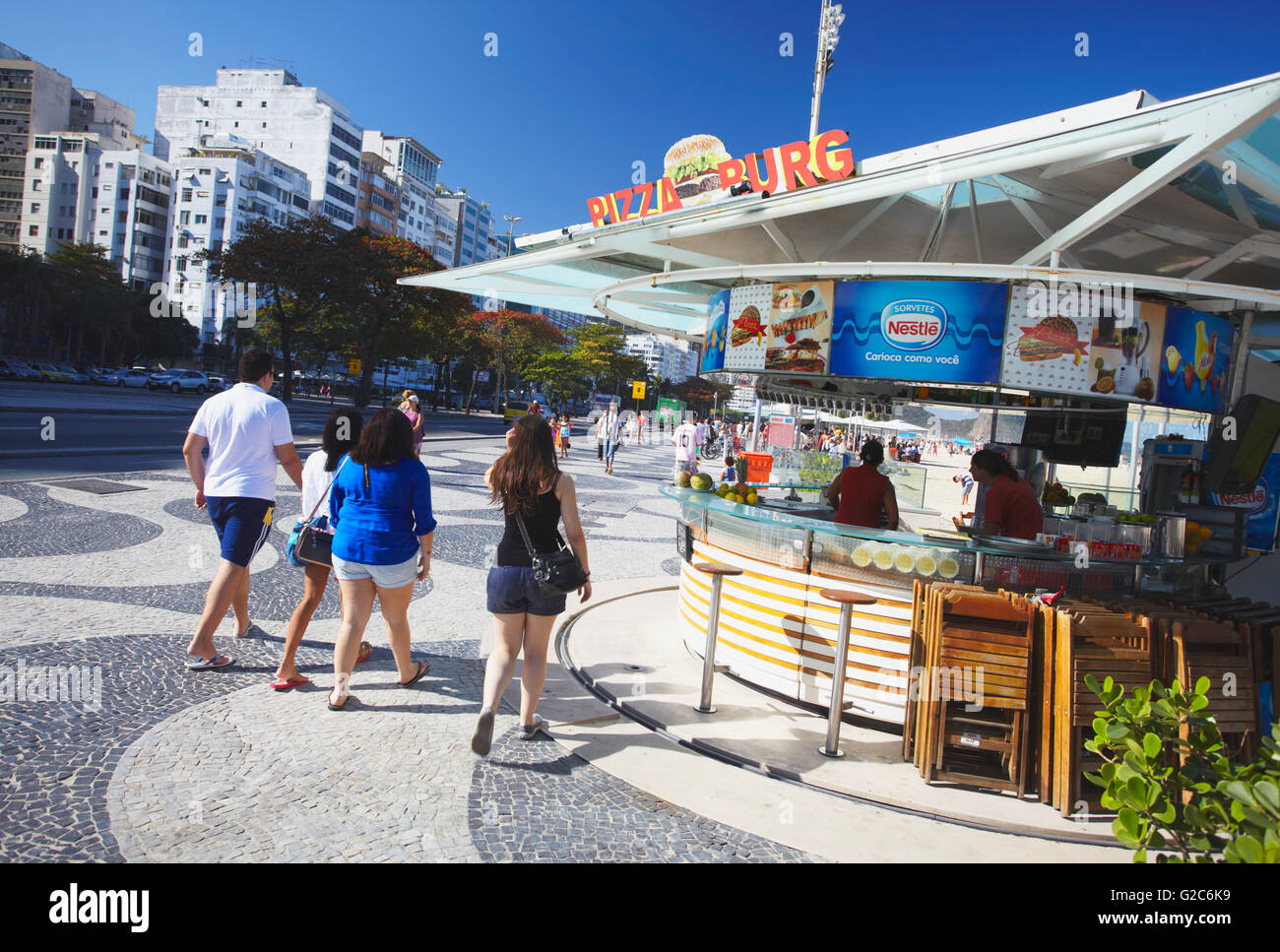 Snack bar en la Avenida Atlántica, Copacabana, Rio de Janeiro, Brasil Fotografía de stock Alamy