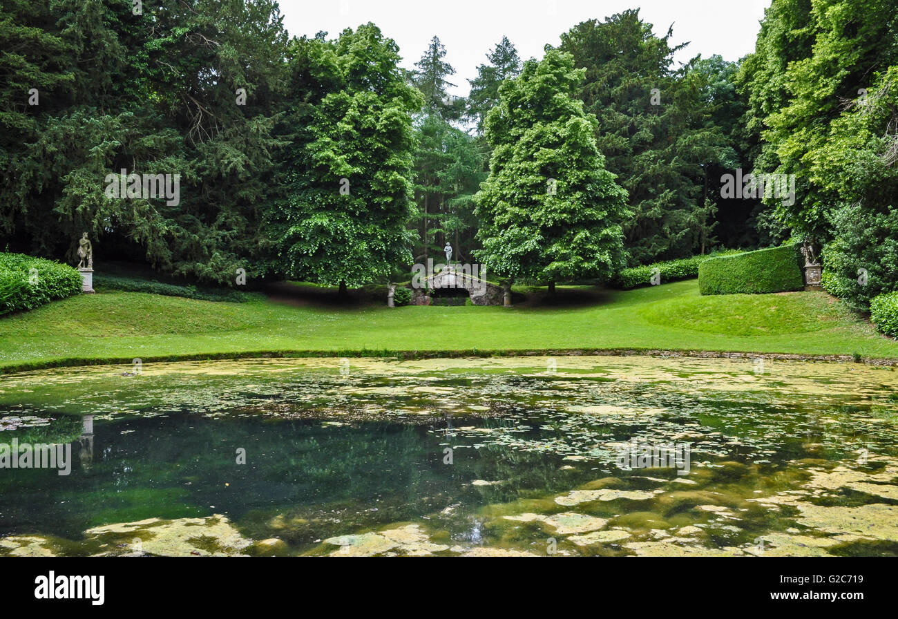 Lago tranquilo y monumentos en los terrenos de Rousham House, Oxford, Reino Unido. Foto de stock