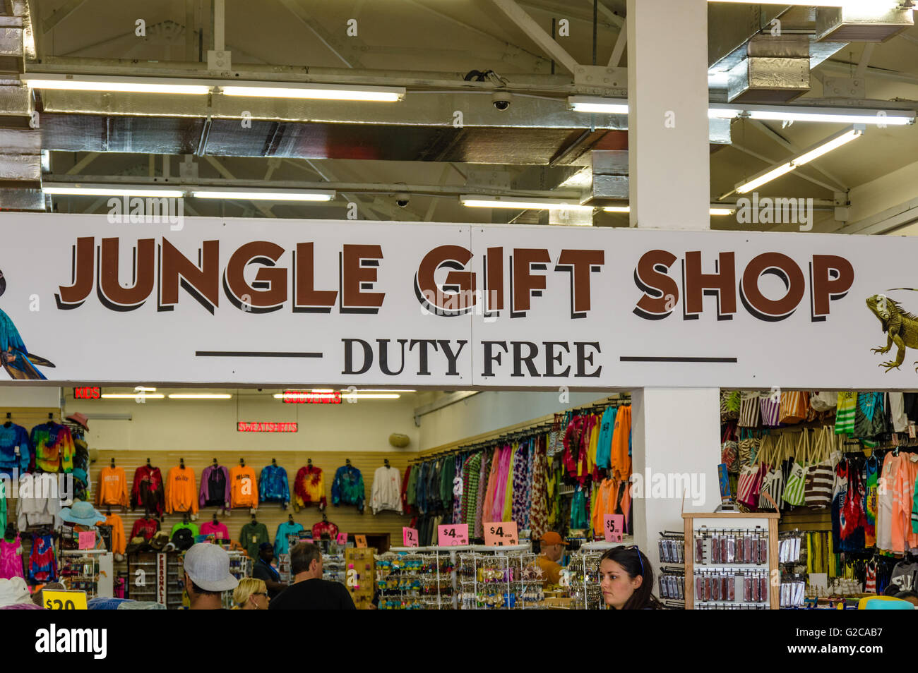 Los turistas para compras de recuerdos en la tienda de regalos de la selva en la ciudad de Belice, Belice Foto de stock