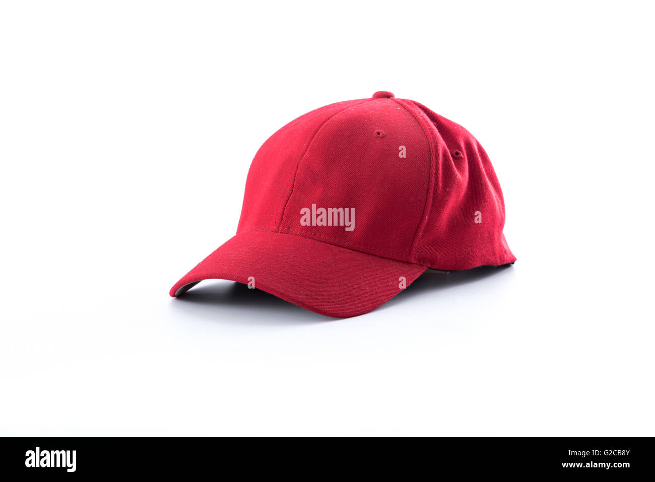 Grunge gorra roja aislado sobre fondo blanco. Foto de stock