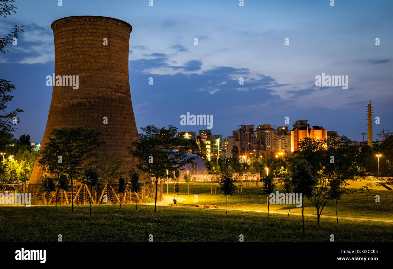 Turín (Torino) Parco Dora con la antigua torre de enfriamiento de la planta de Michelin Foto de stock