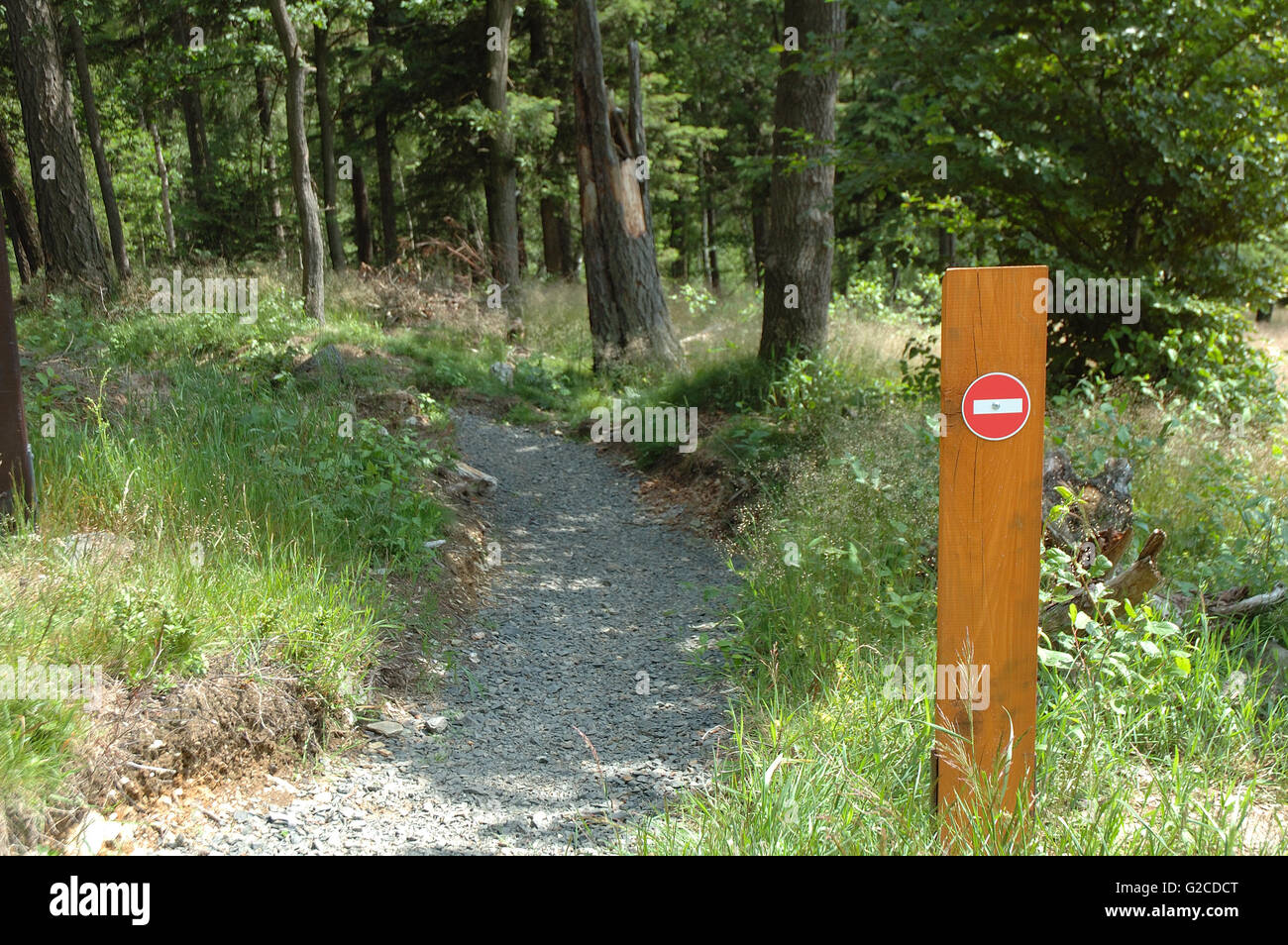 Bike Trail el cartel de cerrado en el bosque Foto de stock