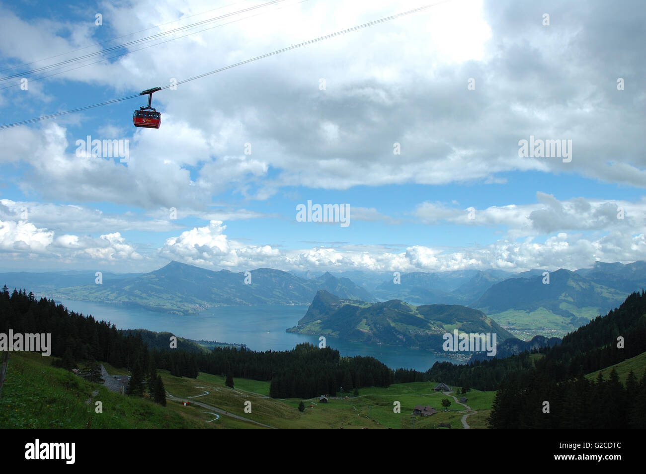 Monte Pilatus telecabina, el lago (Vierwaldstattersee) y montañas cerca de Lucerna en Suiza Foto de stock