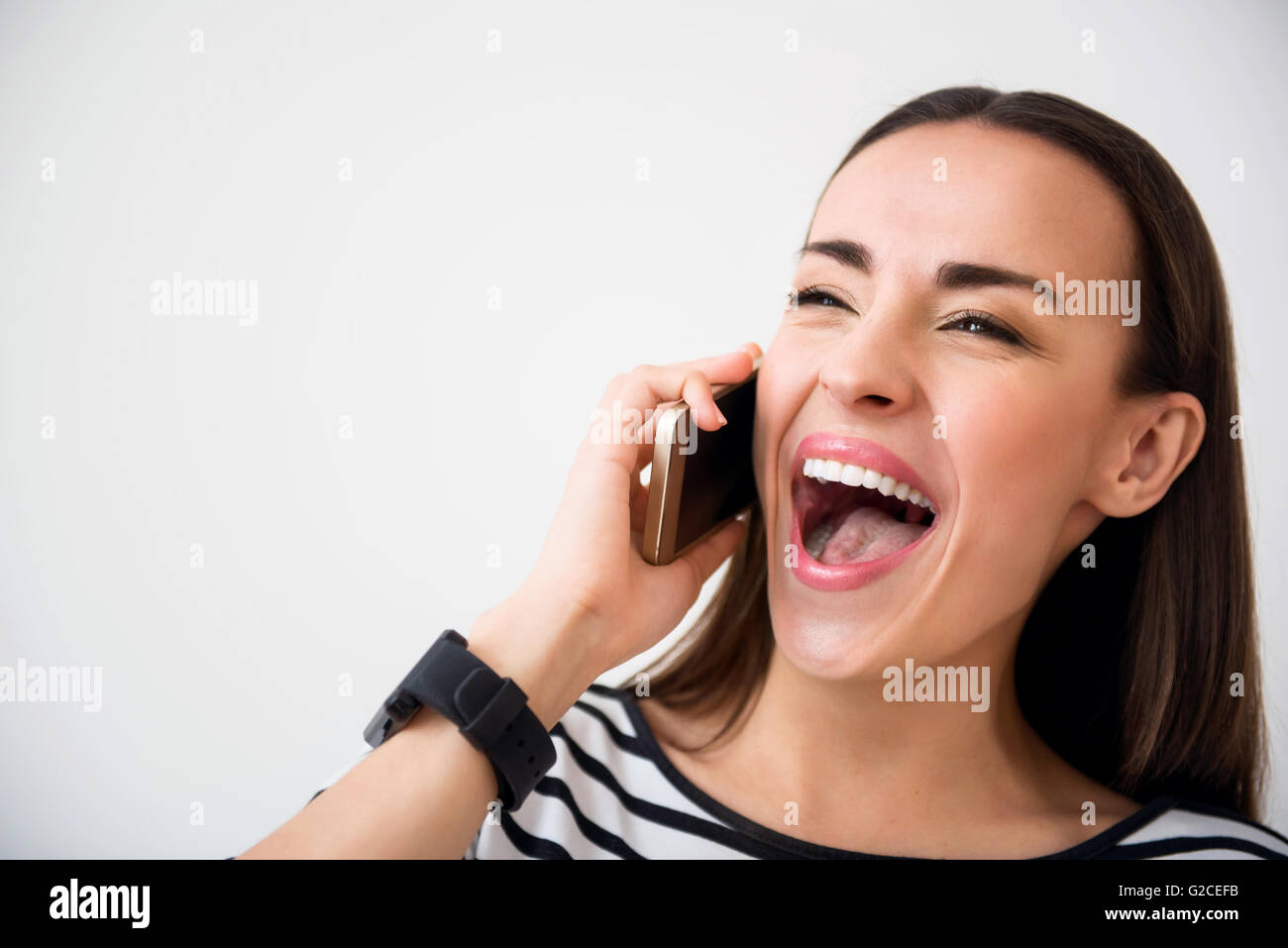 Encantadora Mujer Emocional Hablando Por Teléfono Celular Fotografía De Stock Alamy 