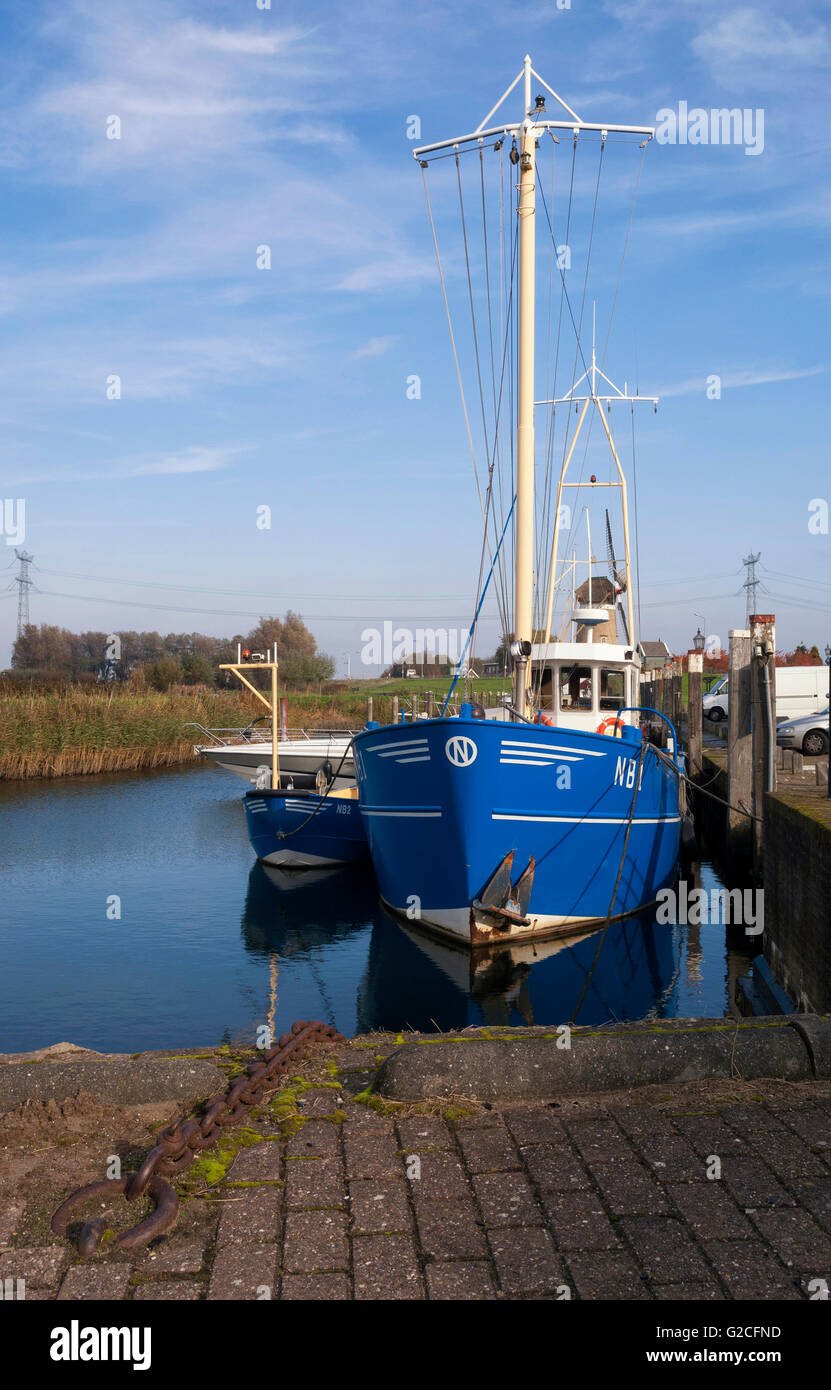 Un barco pesquero en el puerto sobre el río Nieuw-Beijerland Spui en la región holandesa Hoeksche Waard Foto de stock