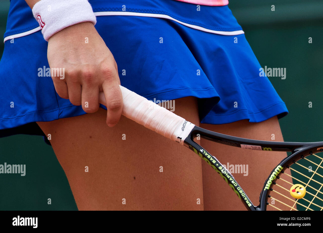 París, Francia, 22 de junio, 2016, tenis, Roland Garros, womans mano sujetando una raqueta. Foto: Henk Koster/tennisimages.com Foto de stock