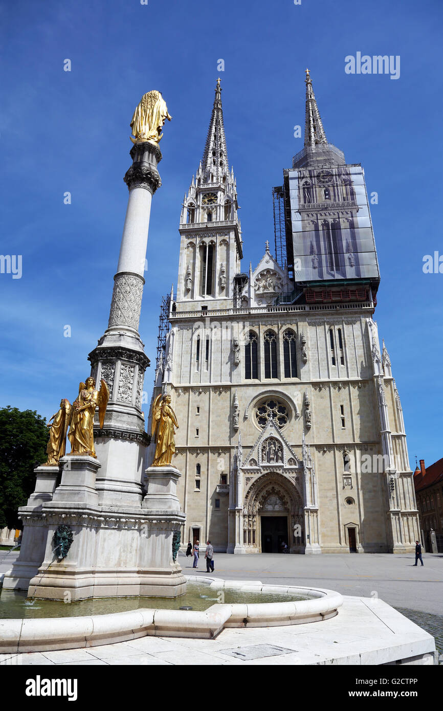 Catedral de Zagreb con torre renovación y Santa María monumento columna en Zagreb, Croacia. Foto de stock
