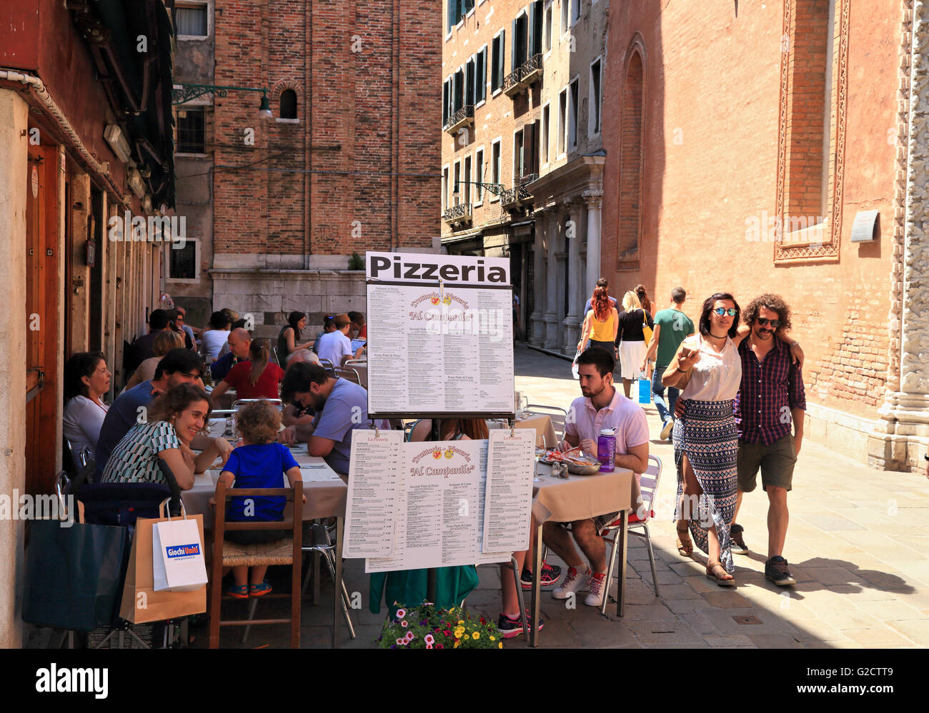 Trattoria Pizzeria Al Campanile, Campo San Polo, la plaza Venecia Foto de stock