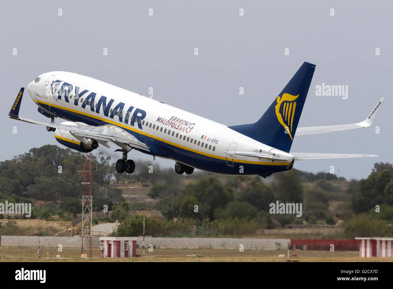 Ryanair Boeing 737-8como [EI-EPD] con Cracovia Malopolska pegatinas, saliendo de la pista 13. Foto de stock