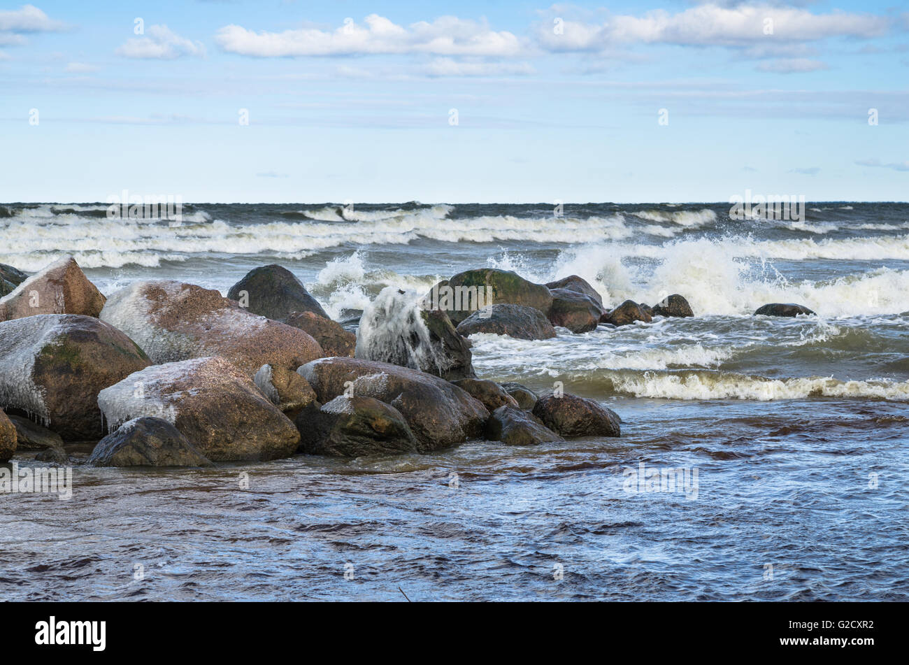 Las olas rompiendo sobre las rocas, seascape Foto de stock