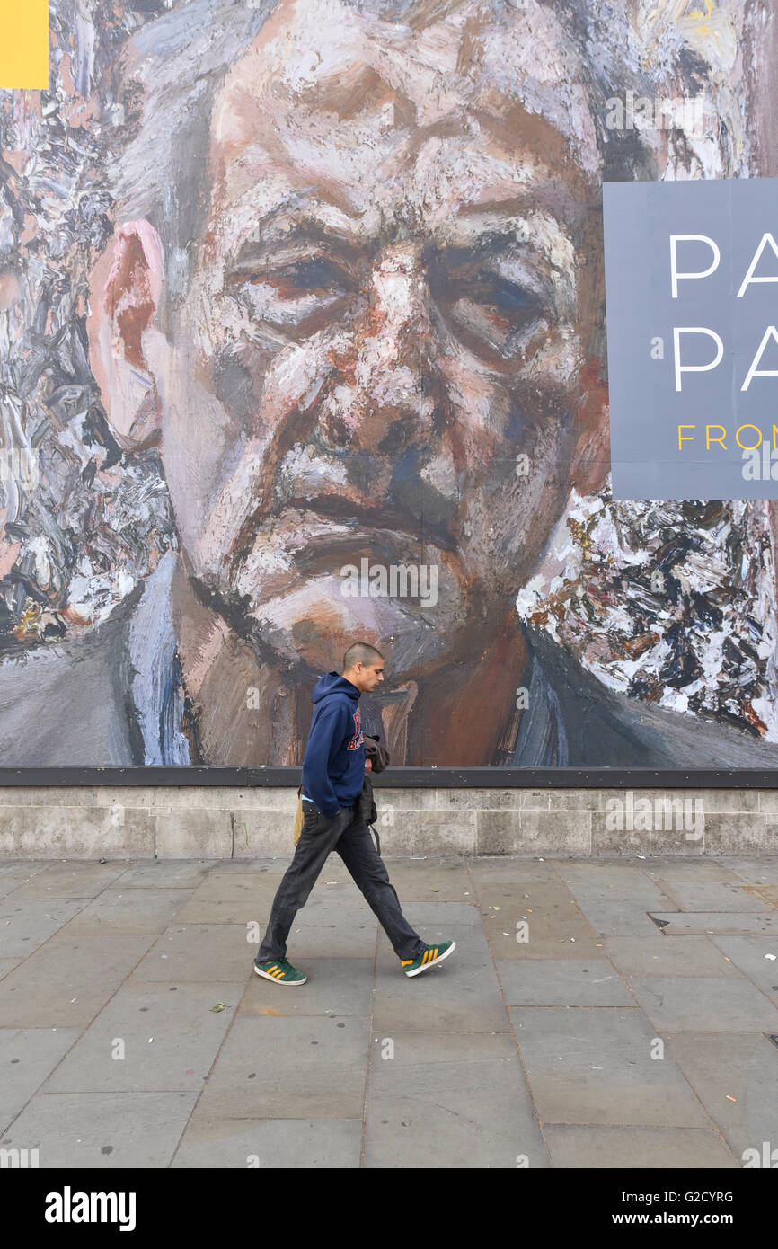 Trafalgar Square, Londres, Reino Unido. El 27 de mayo de 2016. Póster gigante (23 de junio) exposición de la Galería Nacional. "Pintores pinturas' Foto de stock