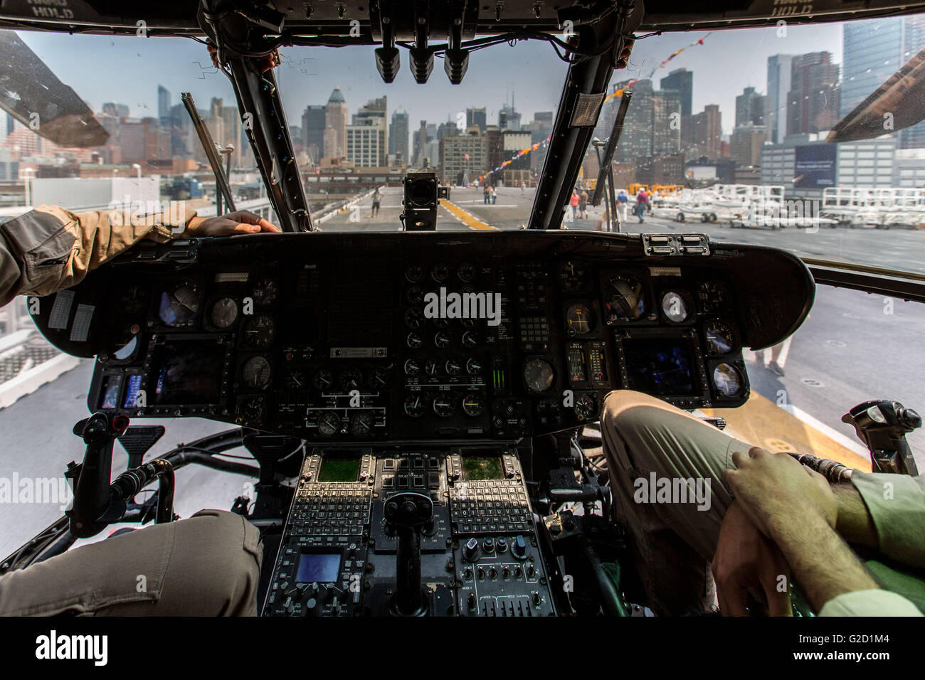 Nueva York, Estados Unidos. 27 de mayo de 2016. Nueva York, Estados Unidos. 27 de mayo de 2016. Foto tomada el 27 de mayo de 2016, demuestra la cabina de un Sikorsky tipo CH-53E Super Stallion helicóptero a bordo del USS Bataan (LHD-5), Avispa clase de buque de asalto anfibio, durante la 28ª Semana Anual de la flota de Nueva York, en Nueva York, Estados Unidos. En Nueva York la Semana de la flota tiene lugar a partir del 25 de mayo al 30 de mayo, donde centenares de hombres y mujeres en las Fuerzas Armadas, visita a la ciudad de Nueva York como parte de las conmemoraciones del Día Conmemorativo. Crédito: Li Muzi/Xinhua/Alamy Live News Foto de stock