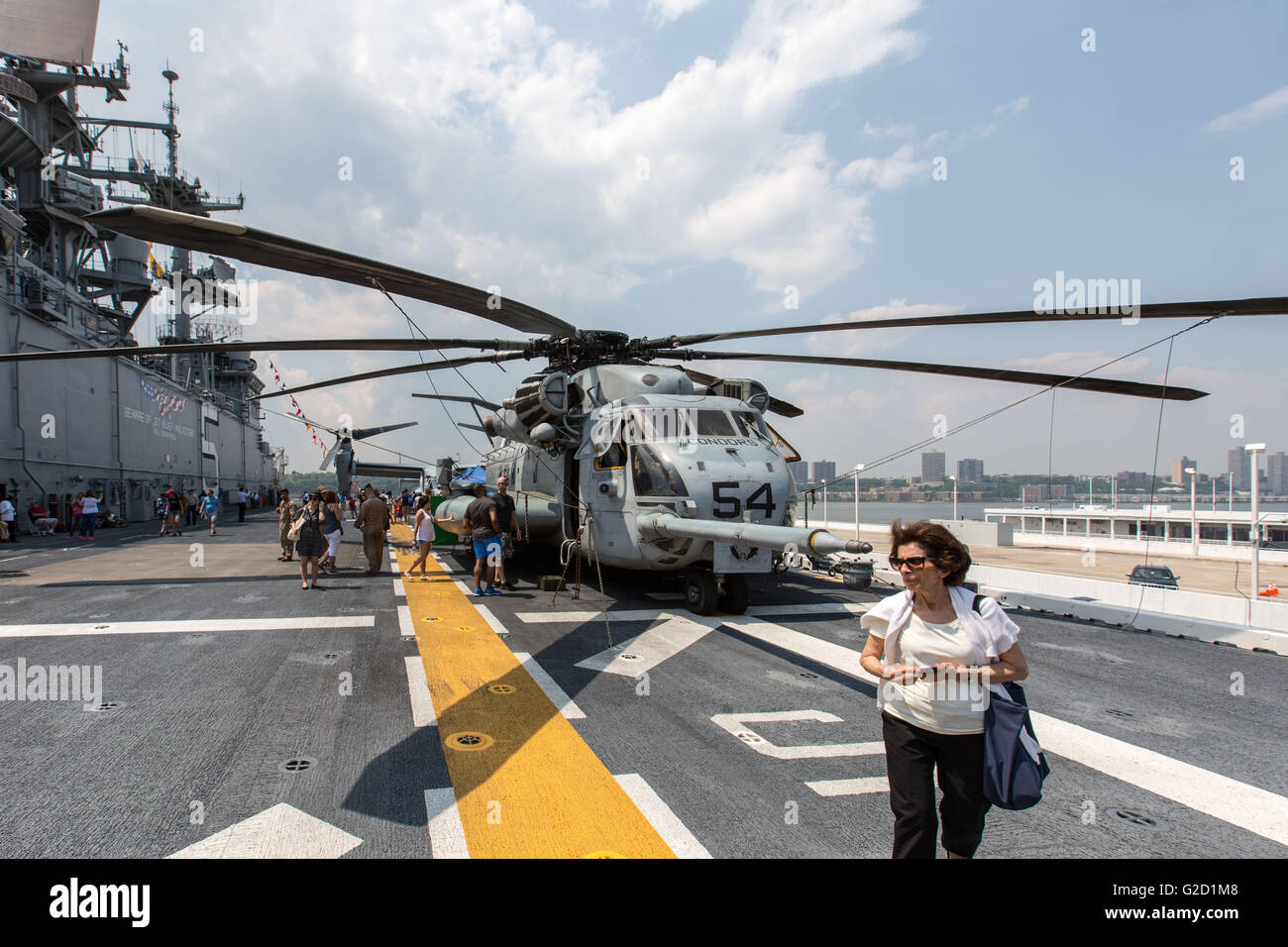 Nueva York, Estados Unidos. 27 de mayo de 2016. Nueva York, Nueva York flota Anual Semana en Nueva York. 27 de mayo de 2016. Un Sikorsky tipo CH-53E Super Stallion es retratada en helicóptero a bordo del USS Bataan (LHD-5), Avispa clase de buque de asalto anfibio, durante la 28ª Semana Anual de la flota de Nueva York, en Nueva York, Estados Unidos el 27 de mayo de 2016. En Nueva York la Semana de la flota tiene lugar a partir del 25 de mayo al 30 de mayo, donde centenares de hombres y mujeres en las Fuerzas Armadas, visita a la ciudad de Nueva York como parte de las conmemoraciones del Día Conmemorativo. Crédito: Li Muzi/Xinhua/Alamy Live News Foto de stock