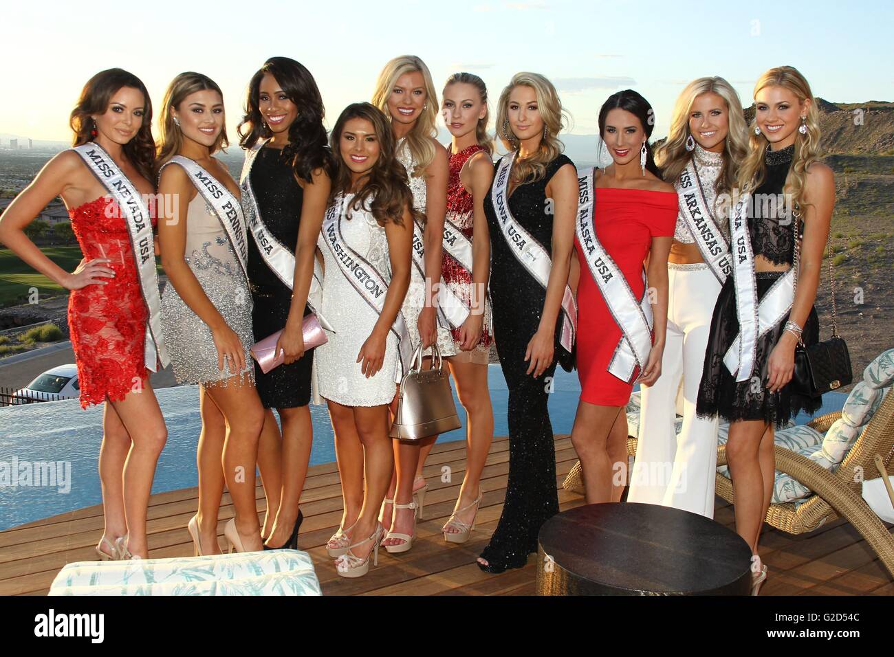 Henderson, NV, USA. 27 de mayo de 2016. Miss Nevada USA, Emelina Adams, Miss Pennsylvania USA, Elena LaQuatra, Miss USA, Oregon Natriana más cortos, Miss Washington Estados Unidos, Kelsey Schmidt, Miss Minnesota USA, Bridget Jacobs, Miss Idaho USA, Sydney Halper, Miss Iowa USA, Alissa Morrison, Miss Alaska, EE.UU, Ariane Audett, Miss Arkansas USA, Abby Floyd, Miss Arizona EEUU, Chelsea Myers en una aparición pública para Miss USA 2016 Recepción de bienvenida, Waters Edge mostrar casa, Henderson, NV 27 de mayo de 2016. Crédito: James Atoa/Everett Collection/Alamy Live News Foto de stock