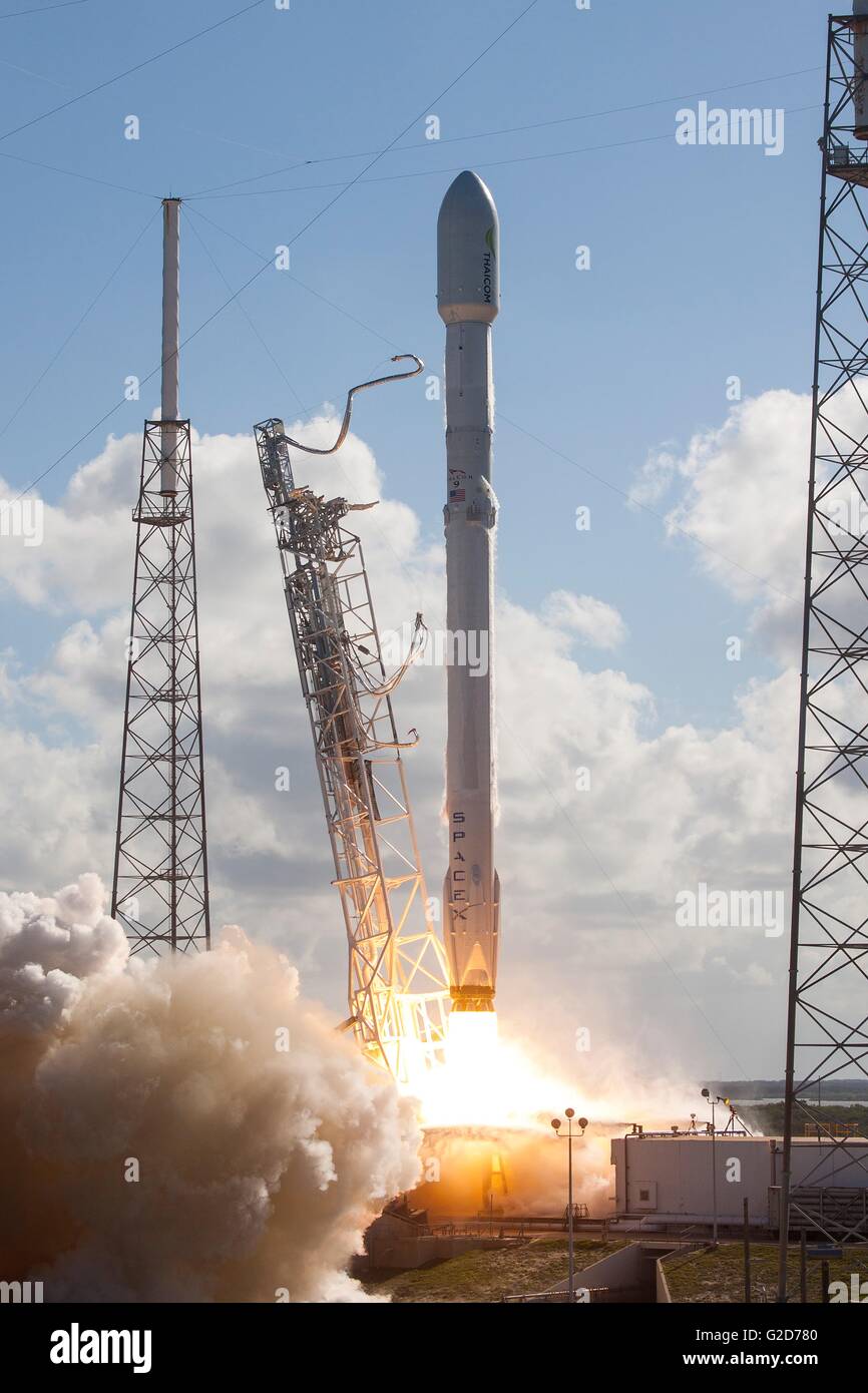 El SpaceX Falcon 9 cohete reutilizable despega desde el Centro Espacial Kennedy Complejo de Lanzamiento 40 Mayo 27, 2016 en Cabo Cañaveral, Florida. El Falcon está llevando el THAICOM 8 satélites en órbita y aterrizó por tercera vez en un droneship flotando en el Océano Atlántico. Crédito: Planetpix/Alamy Live News Foto de stock