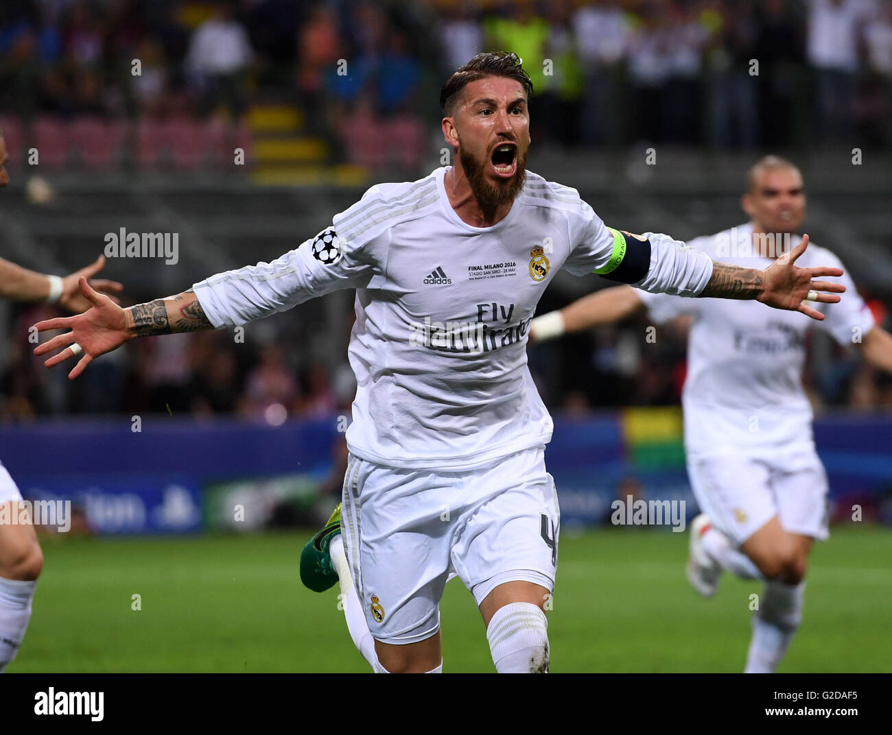 Milán, Italia. 28 de mayo de 2016. Sergio Ramos del Real Madrid celebra  tras anotar durante el partido final de la Liga de Campeones de la UEFA  entre el Real Madrid y
