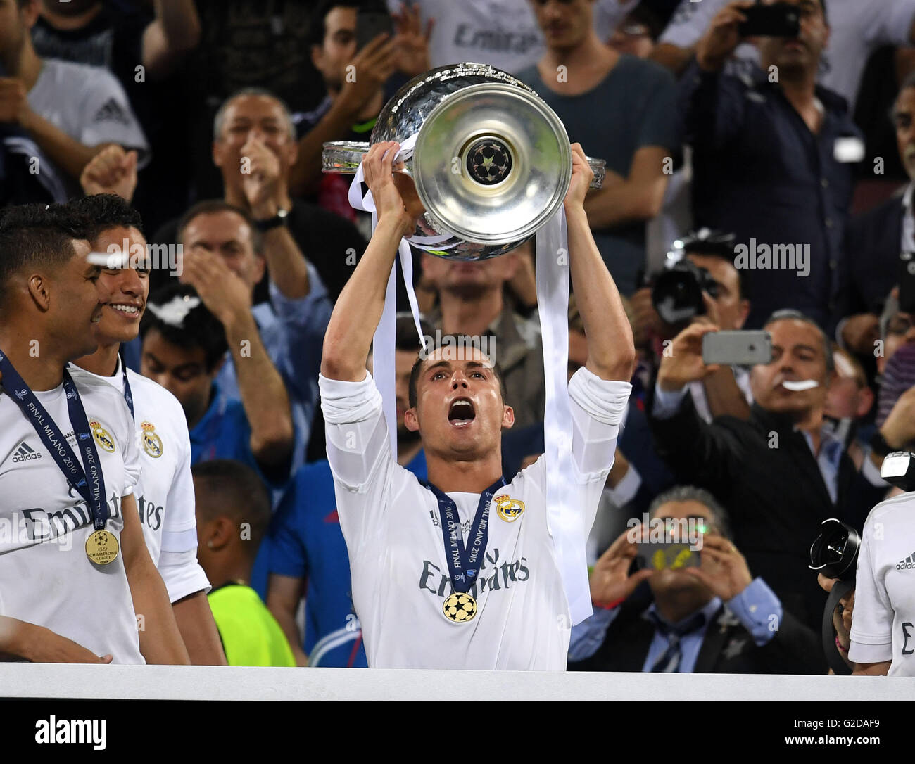 Milán, Italia. 28 de mayo de 2016. Cristiano Ronaldo del Real Madrid posa  con el trofeo tras ganar el partido final de la Liga de Campeones de la UEFA  contra el Atlético