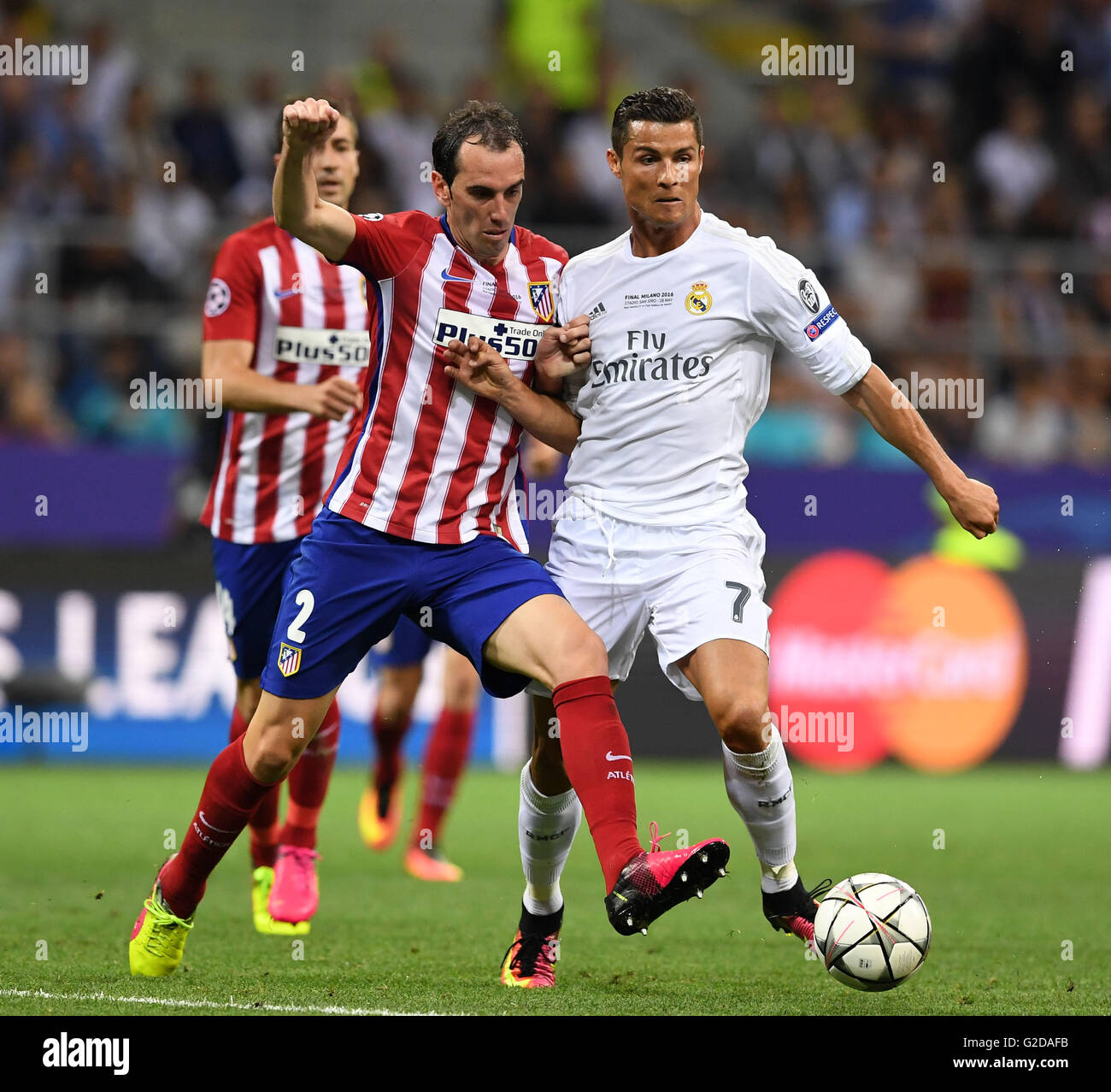 Milán, Italia. 28 de mayo de 2016. Diego Godin de Atletico Madrid (L) vies  con Cristiano Ronaldo del Real Madrid durante el partido final de la Liga  de Campeones de la UEFA