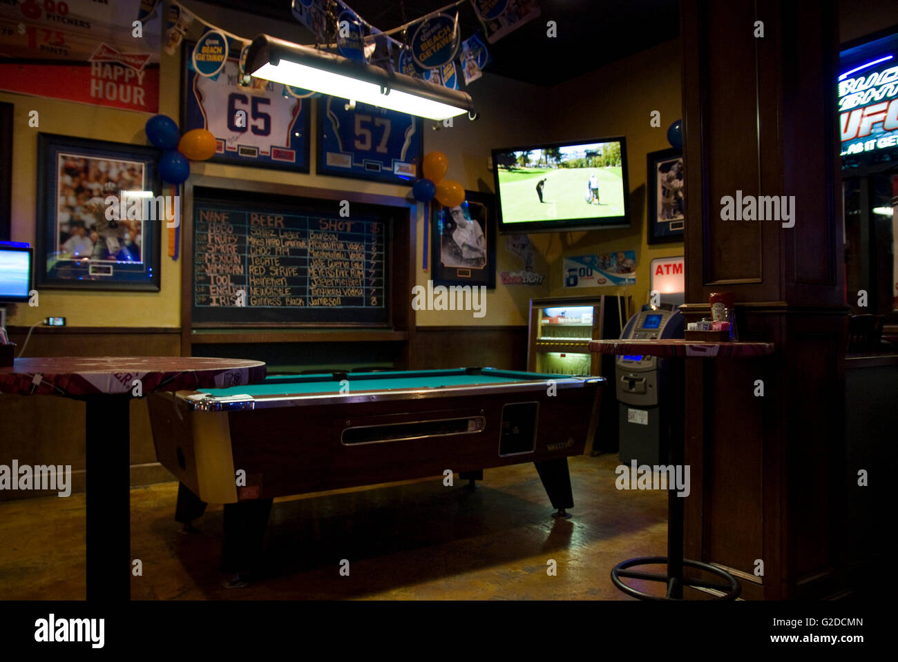 Sports Bar con mesa de billar Fotografía de stock - Alamy