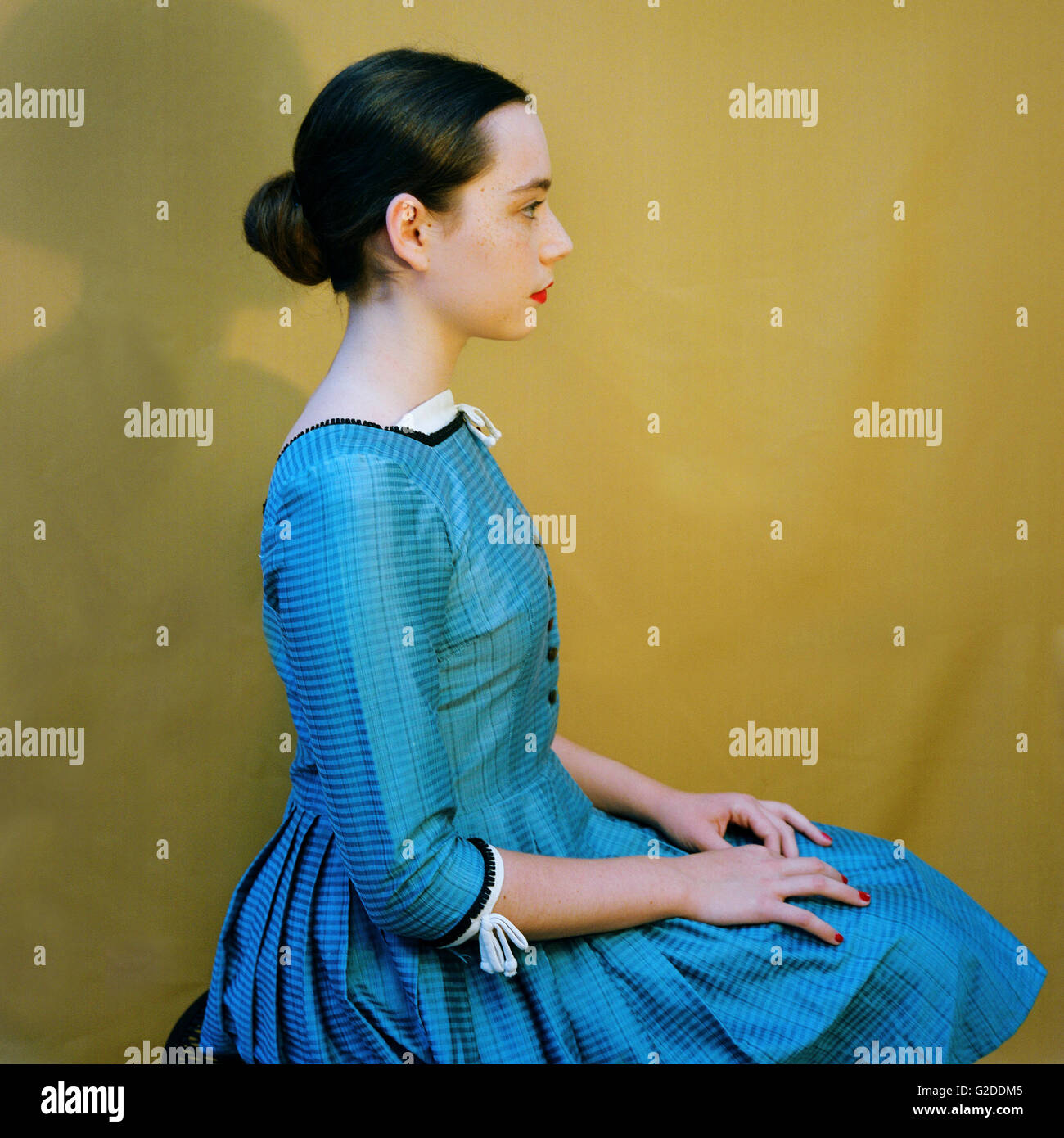 Adolescente con labios rojos en el vestido azul, Perfil Fotografía de stock  - Alamy