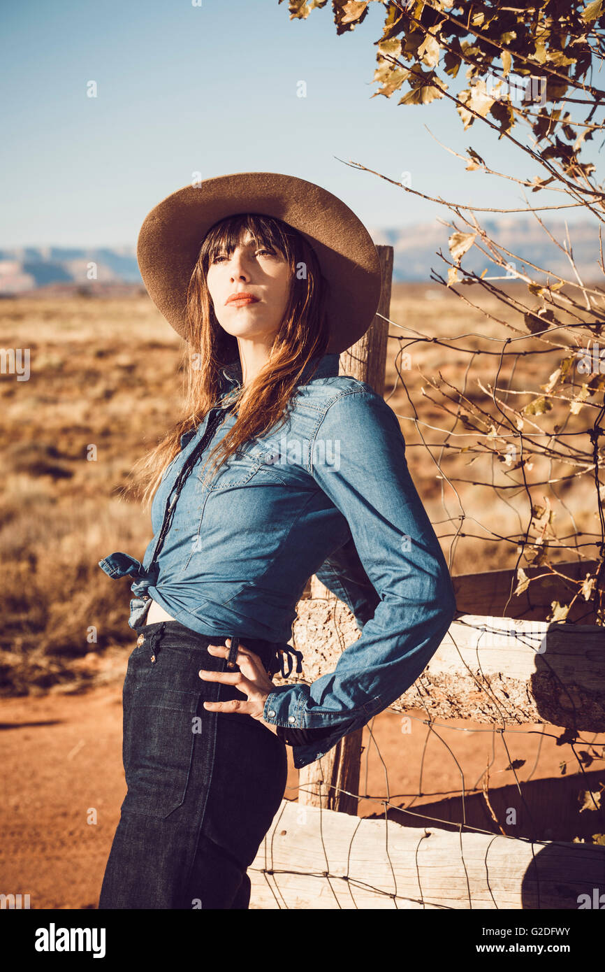 Mujer cowboy fotografías e imágenes de alta resolución - Alamy