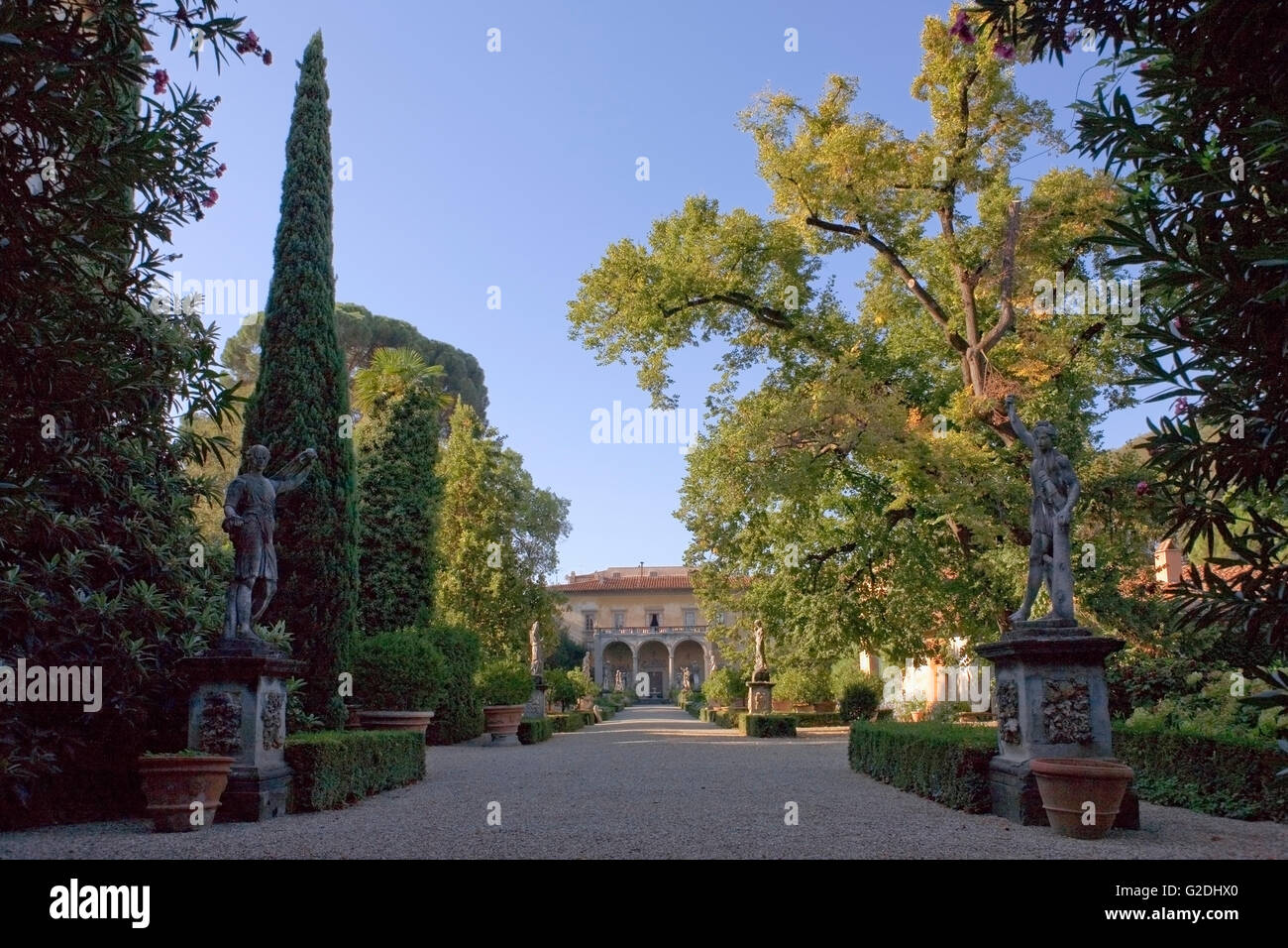 Giardino Corsini al Prato, Florencia, Italia: Vista del palacio abajo el sendero principal: árboles y estatuas en el jardín Foto de stock