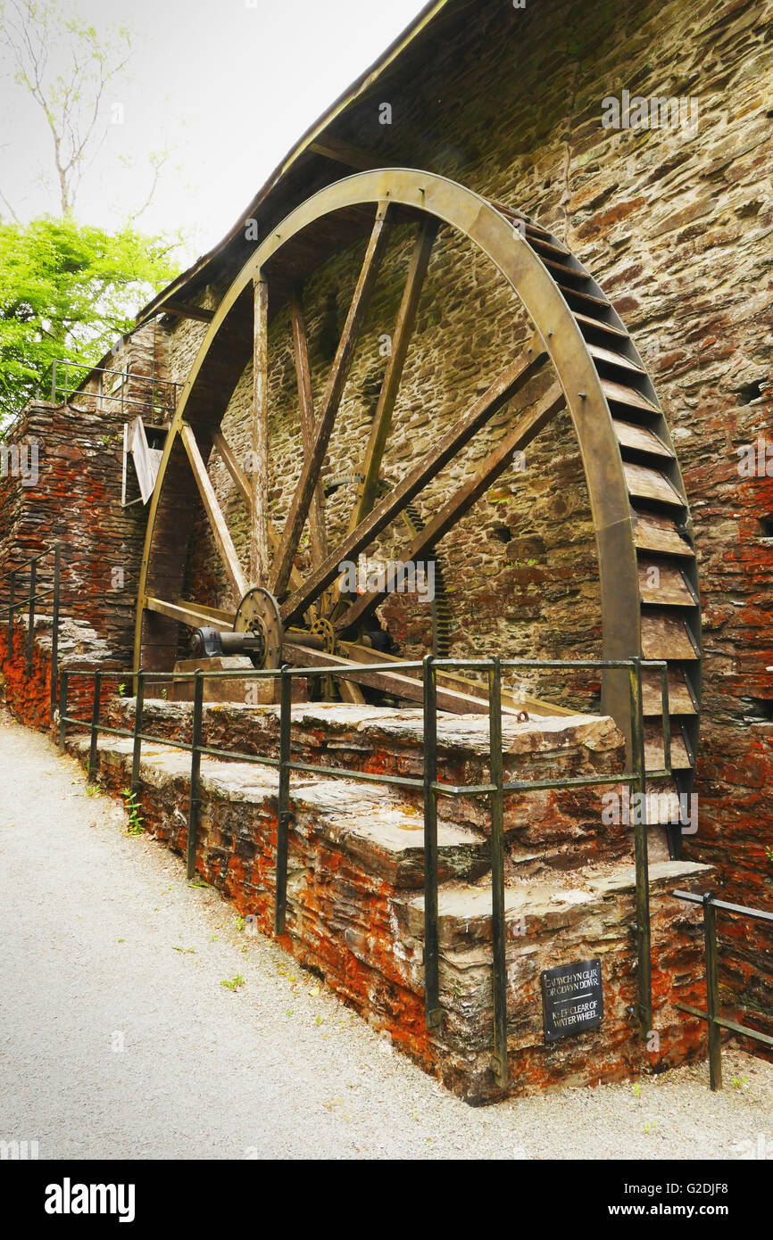 Dyfi horno, restaurado a mediados del siglo XVIII, disparó alto horno de carbón utilizado para la fundición de mineral de hierro powered by river Einion. Foto de stock