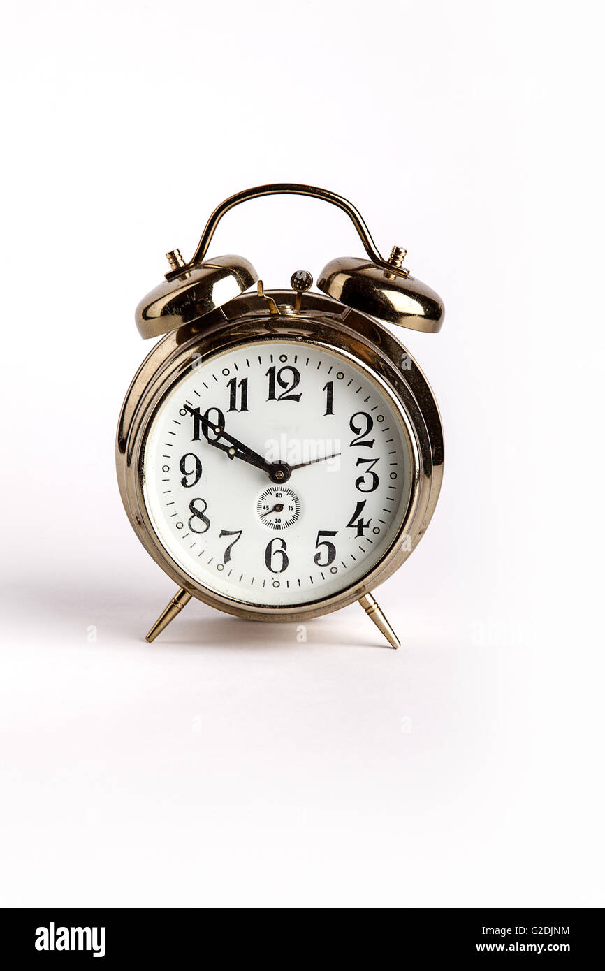 Reloj Despertador retro metal redondo con campanas anillo y lo despierte de su sueño Foto de stock