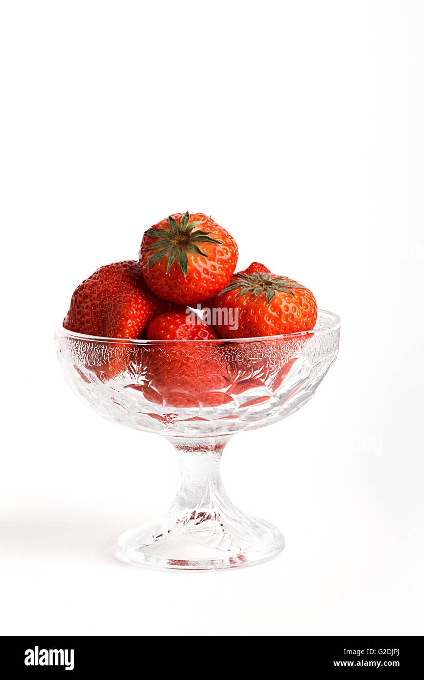 Jugoso rojas maduras fresas enteras, servida en una copa de cóctel como un plato postre Foto de stock