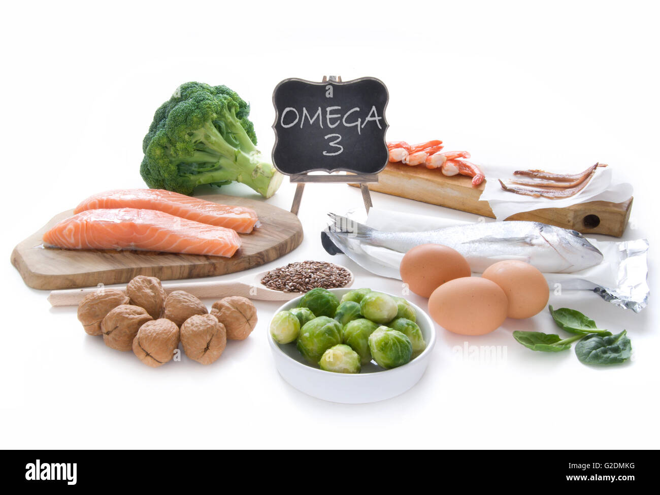 Recogida de alimentos ricos en ácidos grasos omega 3, incluyendo mariscos, legumbres y semillas sobre un fondo blanco. Foto de stock