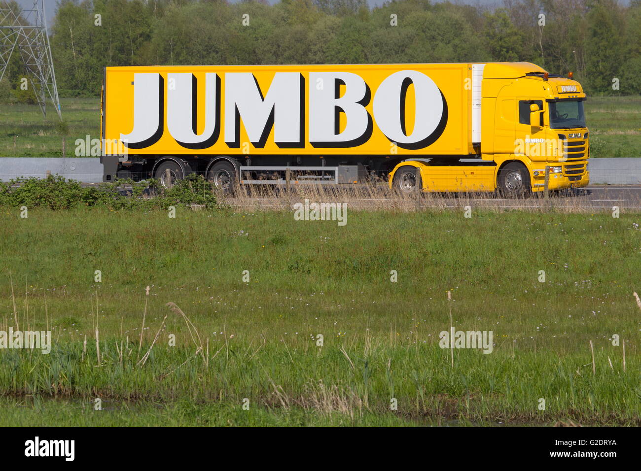 Hoogeveen, Holanda, 6 de mayo de 2016: JUMBO la conducción de camiones en  la autopista A28 a lo largo del Oude Kene en Hoogeveen Fotografía de stock  - Alamy