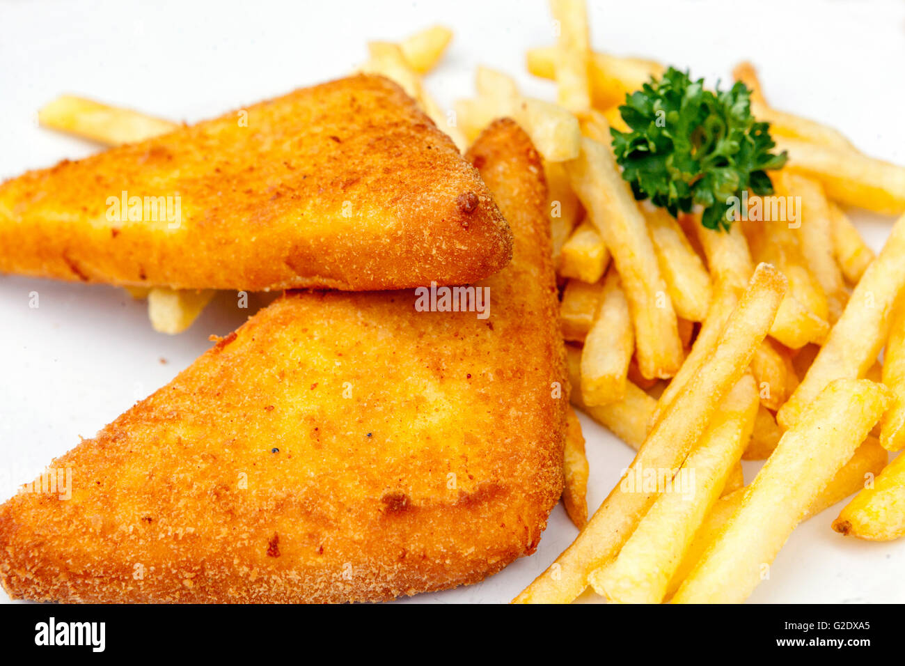 Queso frito con papas fritas, comida checa Foto de stock