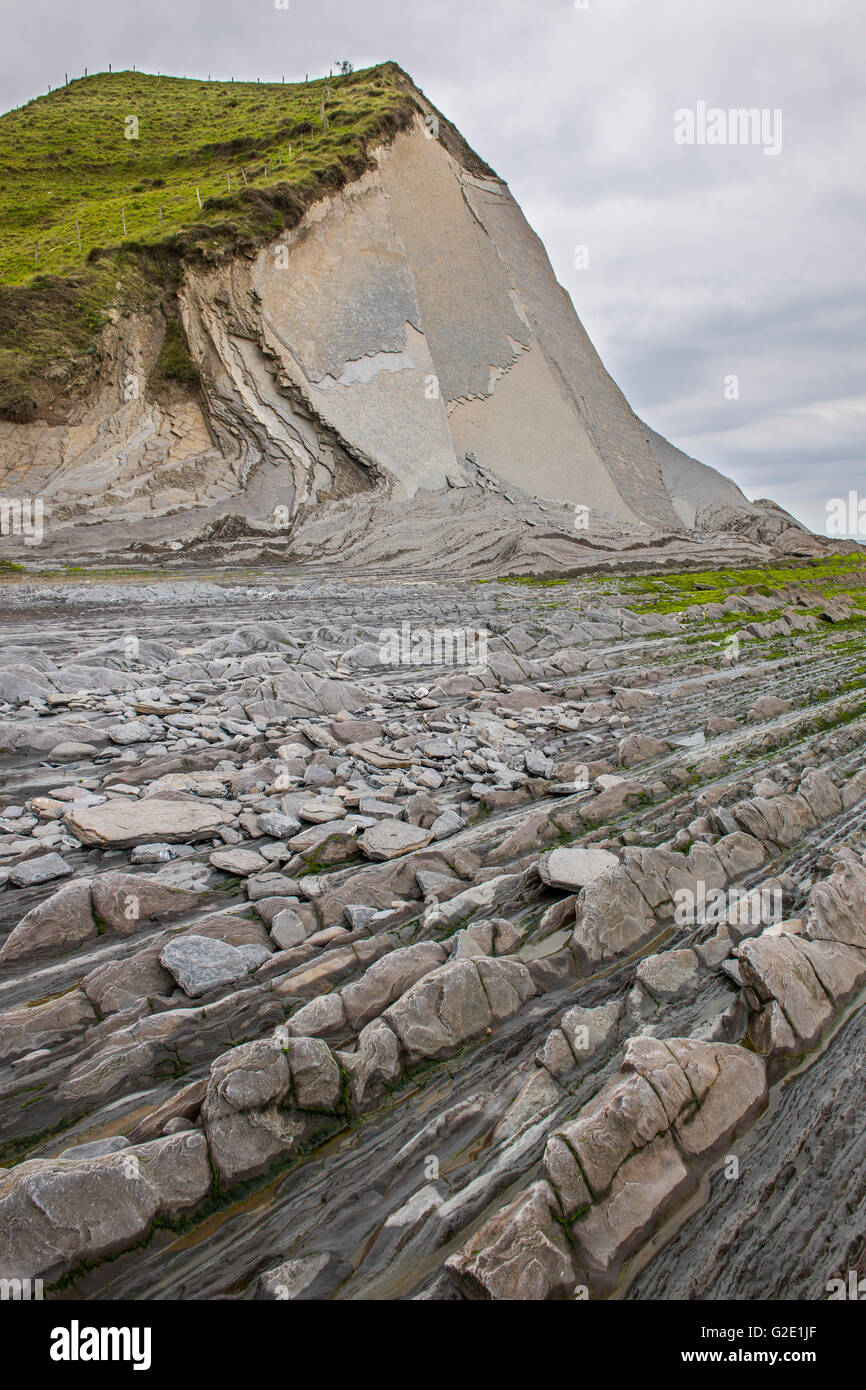 "Flysch", diferentes capas de roca, Costa Cantábrica, Deba, País Vasco, España Foto de stock