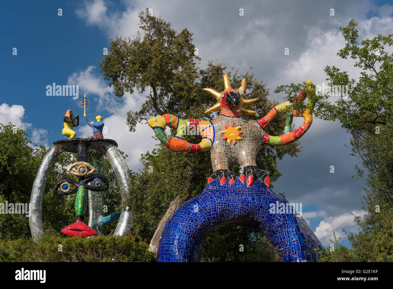 Coloridas esculturas en el Giardino dei Tarocchi o jardín del Tarot, Niki de Saint Phalle y Jean Tinguely, en Capalbio Foto de stock