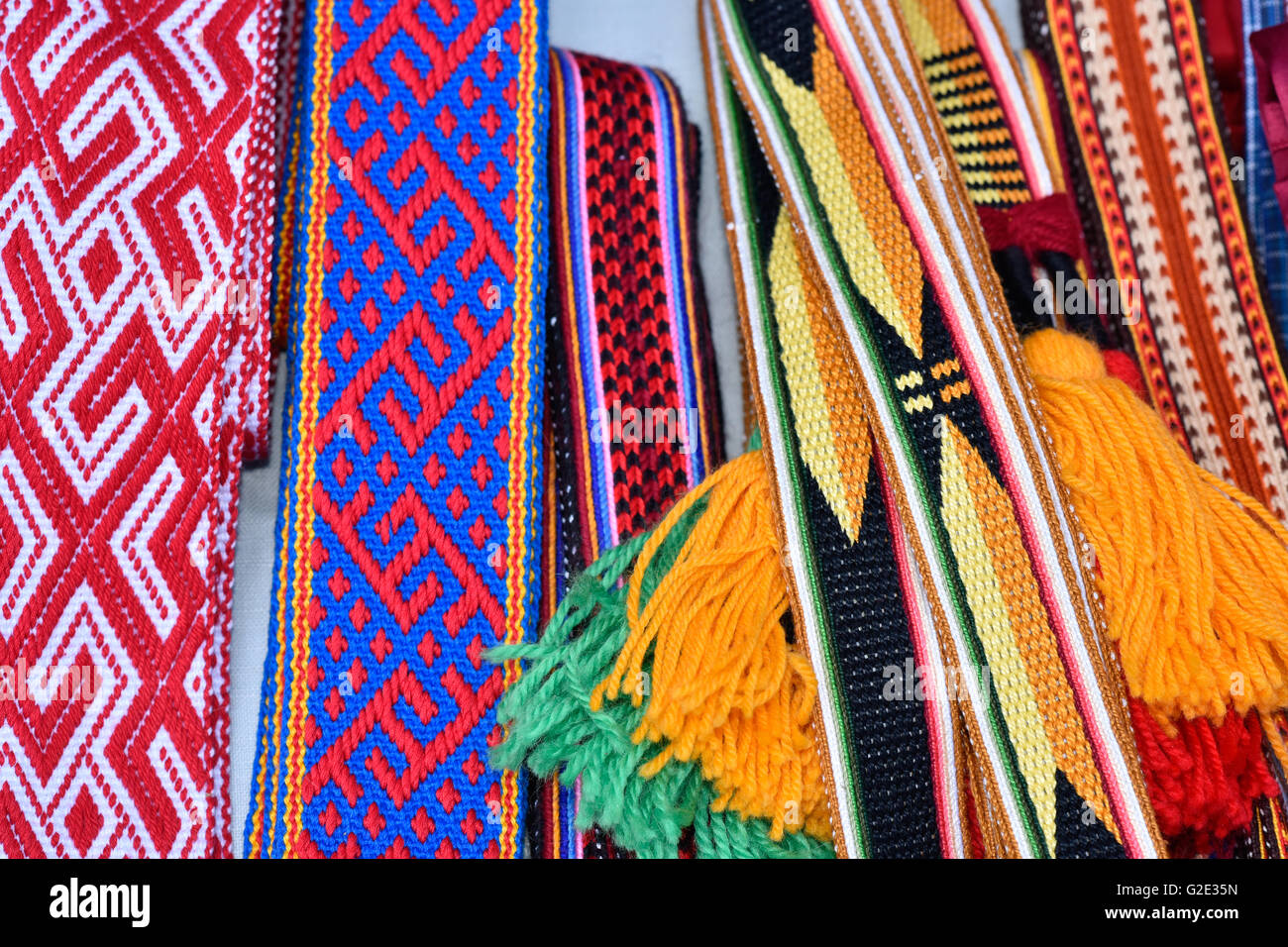 Trenzado con bordados multicolores adornos artesanales Foto de stock