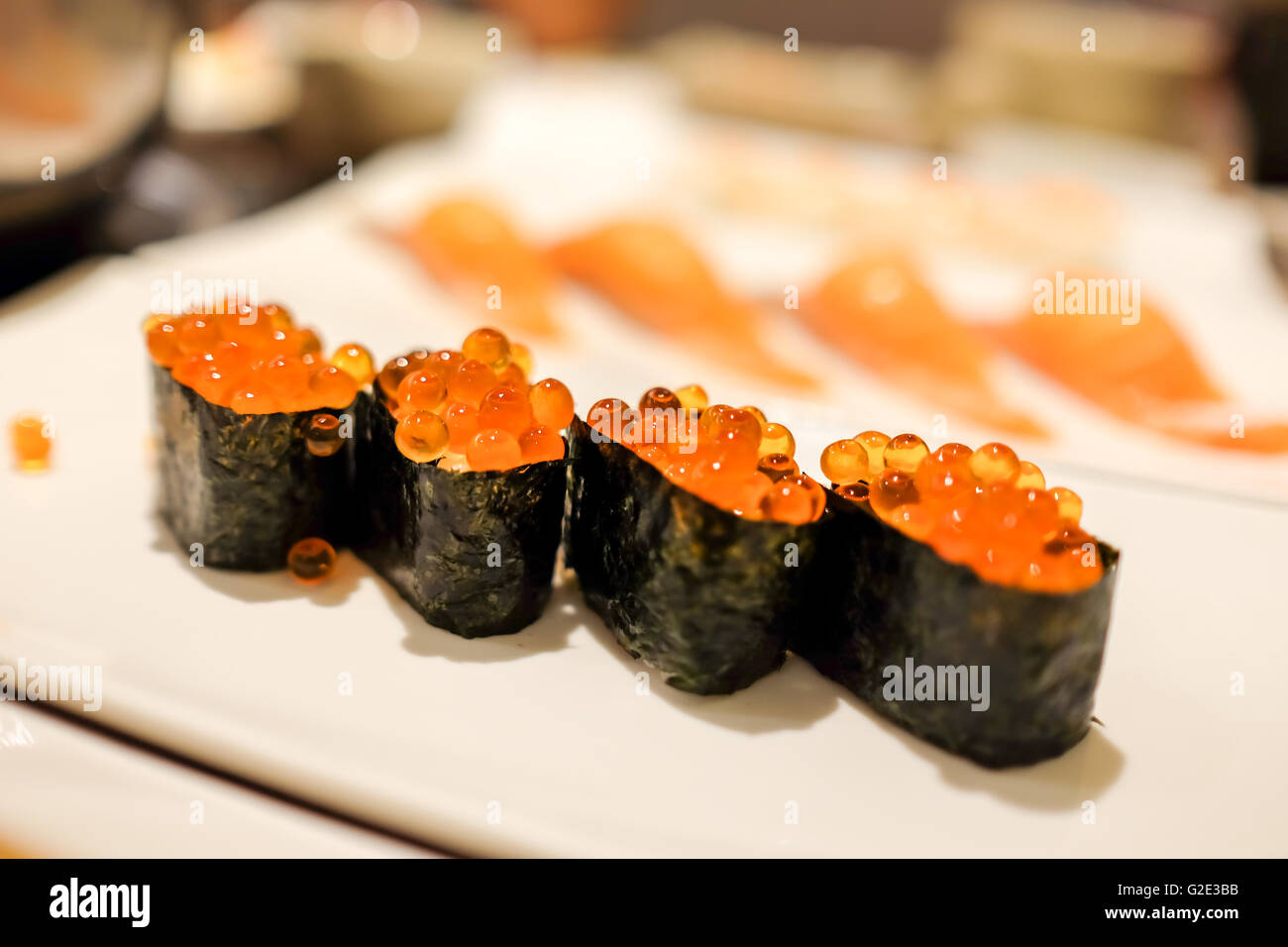 Plato de comida japonesa, huevas de salmón o Maki Sushi, efecto Profundidad de campo Foto de stock